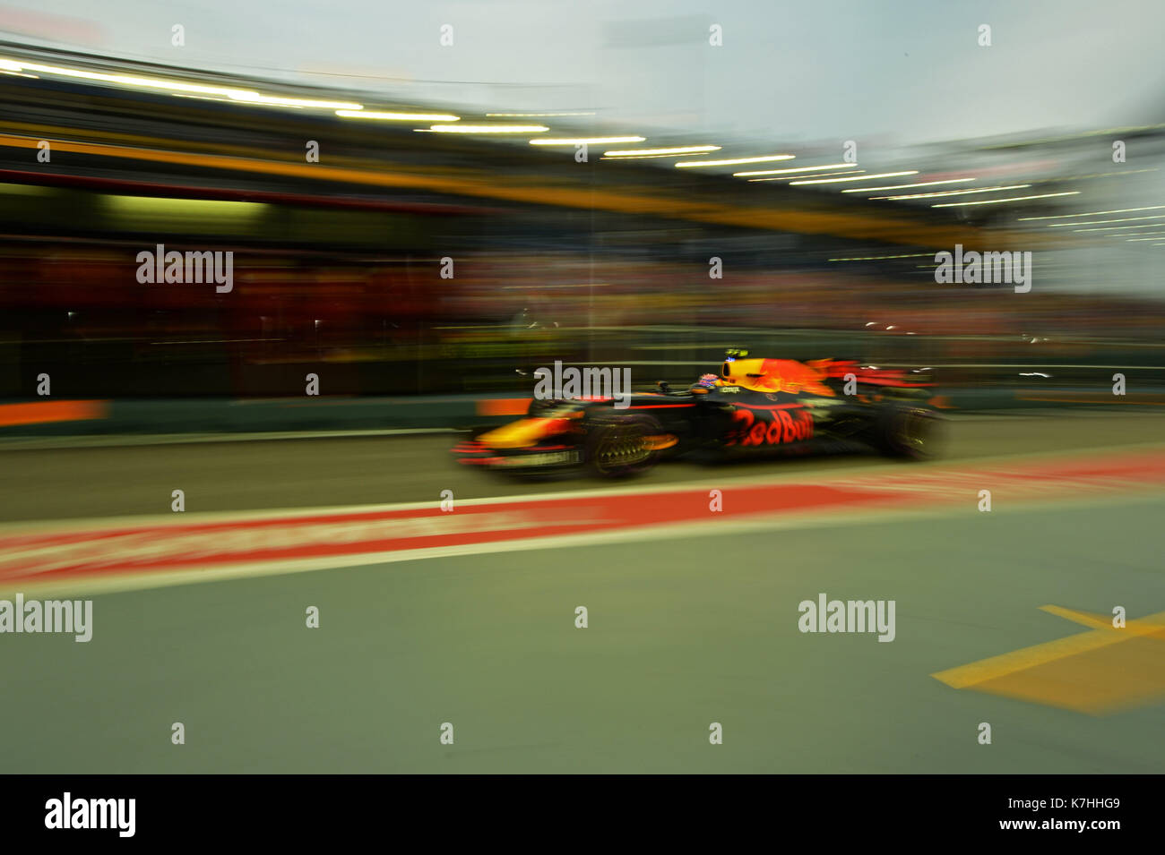 Singapore. Xvi Sep, 2017. La Red Bull Racing tag heuer il driver olandese max verstappen rigidi durante la terza sessione di prove libere della formula one grand prix di Singapore a Singapore il sept. 16, 2017. Max Verstappen postato il miglior tempo con 1:41.829 nel finale e finale pratica prima delle qualifiche più tardi sabato. Credito: quindi chih wey/xinhua/alamy live news Foto Stock
