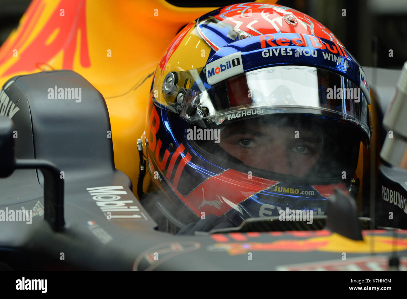 Singapore. Xvi Sep, 2017. La Red Bull Racing tag heuer il driver olandese max verstappen guarda su durante la terza sessione di prove libere della formula one grand prix di Singapore a Singapore il sept. 16, 2017. Max Verstappen postato il miglior tempo con 1:41.829 nel finale e finale pratica prima delle qualifiche più tardi sabato. Credito: quindi chih wey/xinhua/alamy live news Foto Stock