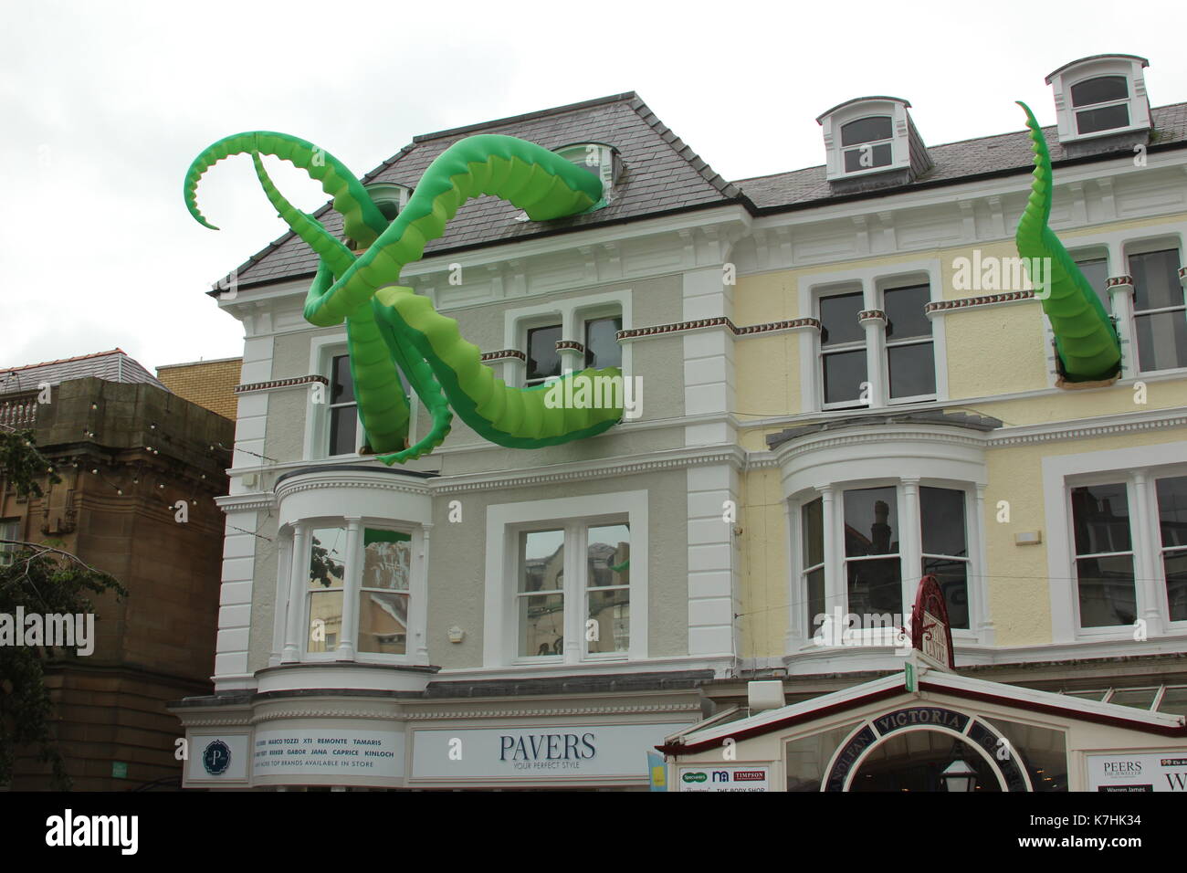 Llandudno,Galles,UK Sabato 16 Settembre 2017 questi tentacoli verde sventolare dalle città victoria shopping centre sono gli attacchi di arte, un lavoro creato da un artista di strada filthy luker come parte dell'Llawn05 festival. Credito: Mike Clarke/Alamy Live News Foto Stock