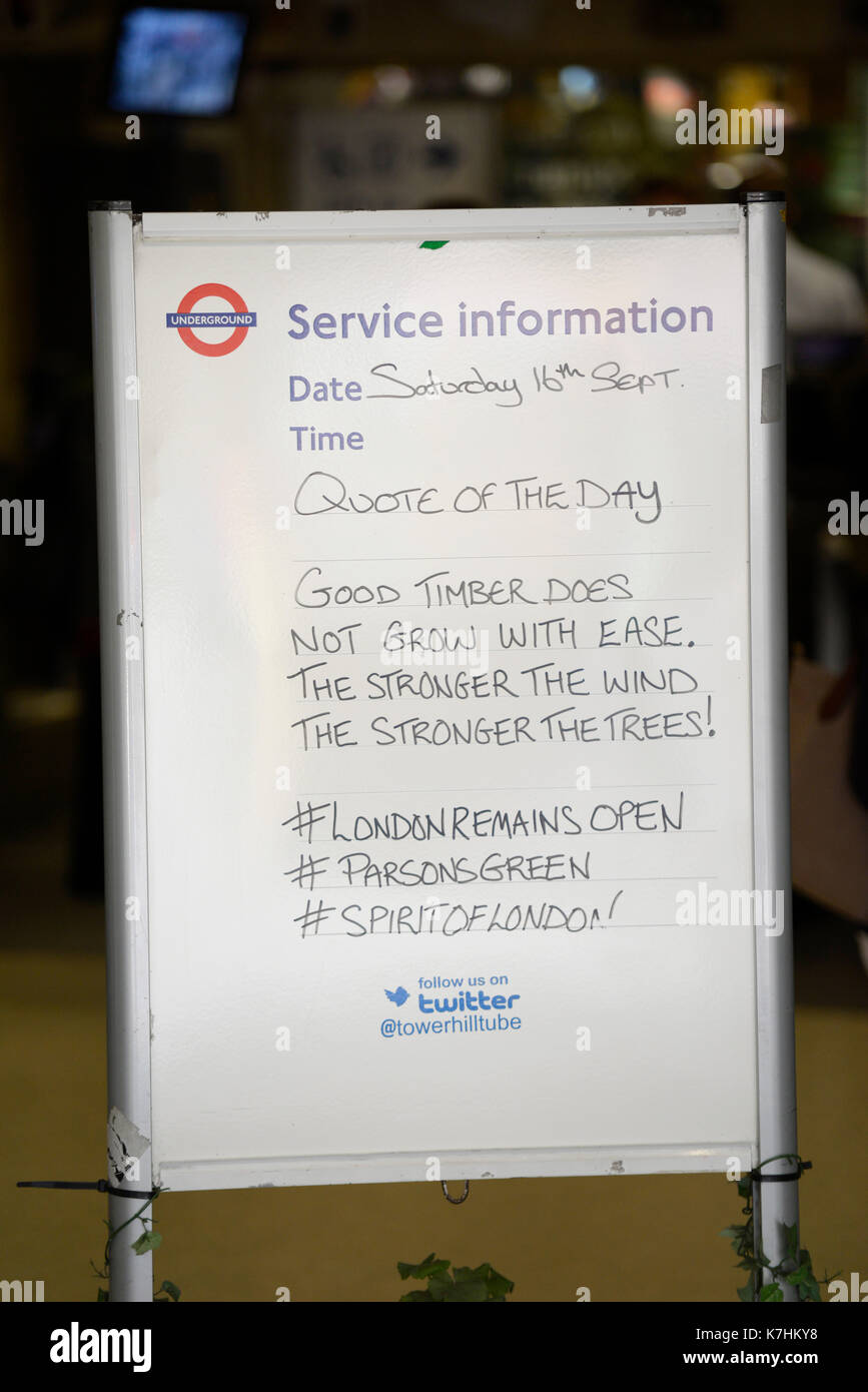 La gente continua a usare la metropolitana di Londra dopo l'attacco terroristico Parsons Green. Personale del Tower Hill display stoic message, Londra, Regno Unito Foto Stock