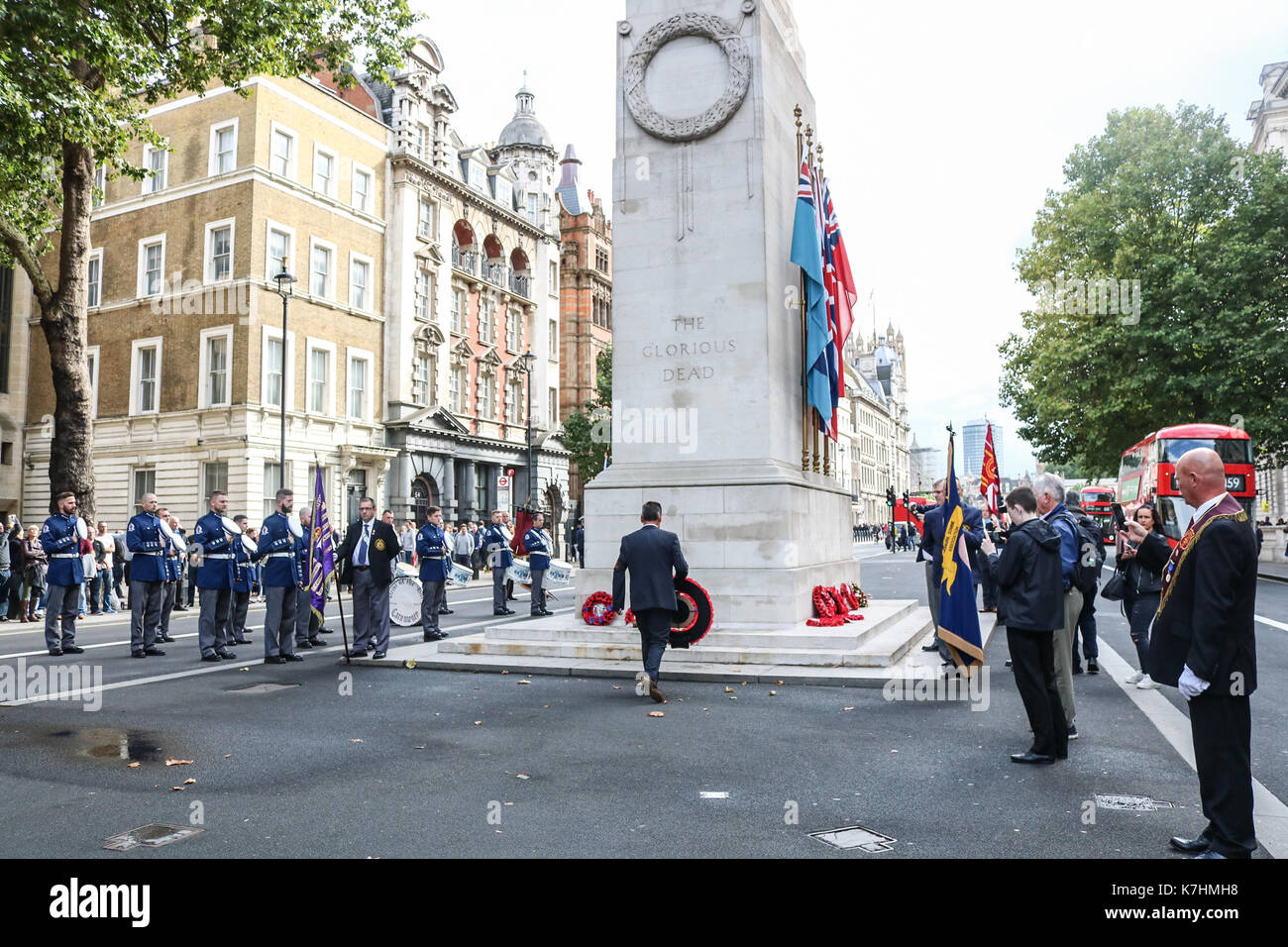 Londra Regno Unito. Il 16 settembre 2017. Apprentice Boys Marching Band prendere parte in una ghirlanda di cerimonia di posa da lealisti presso il cenotafio in whitehall per commemorare la prima guerra mondiale la battaglia delle somme e nella memoria del Signore carson. sir Edward carson, era un unionista irlandese politico che è diventato il leader dell'unionista irlandese alliance e ulster partito unionista tra 1910 e 1921 Foto Stock