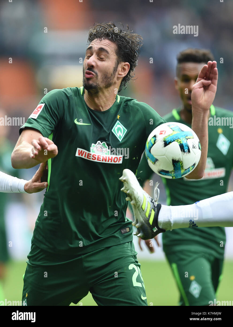 Schalke's bastian oczipka (l) e il werder's ishak belfodil vie per la palla durante la Bundesliga tedesca partita di calcio tra werder brema e FC Schalke 04 nel weserstadion di Brema, Germania, 16 settembre 2017. (Embargo condizioni - Attenzione: grazie alle linee guida di accreditamento, il dfl consente solo la pubblicazione e utilizzazione di fino a 15 immagini per corrispondenza su internet e nei contenuti multimediali in linea durante la partita.) Foto: carmen jaspersen/dpa Foto Stock