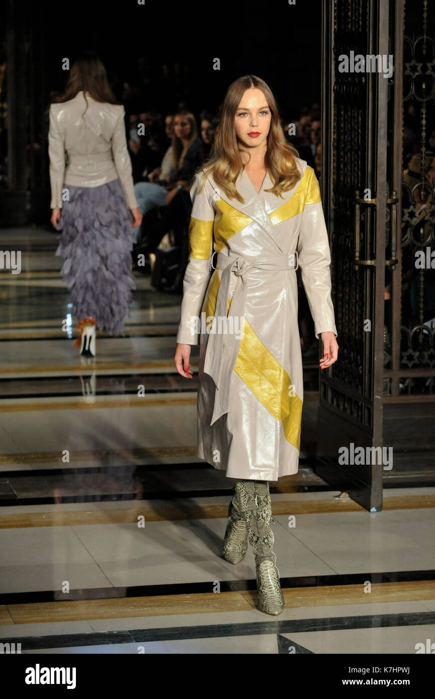 Londra, Regno Unito. Xvi Sep, 2017. Un modello presenta un look da Malan Breton a Moda Scout in Covent Garden, uno dei molti luoghi che ospita la London Fashion Week SS18. Credito: Stephen Chung/Alamy Live News Foto Stock