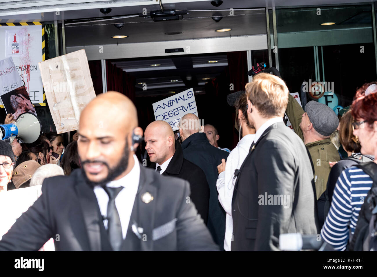 Londra il 16 settembre 2017, anti fur manifestanti picket di Gareth Pugh lfw17 presentazione presso il bfi imaz la sicurezza personale ha cercato di un percorso chiaro per l'ingresso credito: Ian Davidson/alamy live news Foto Stock