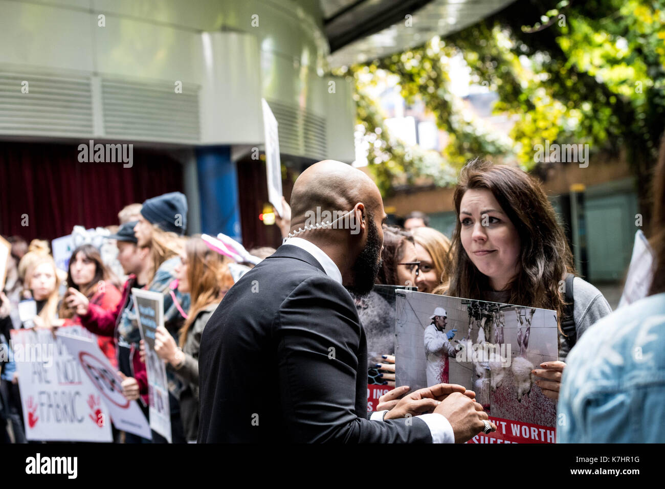 Londra il 16 settembre 2017, anti fur manifestanti picket di Gareth Pugh lfw17 presentazione al bfi imax il personale addetto alla sicurezza ha cercato invano di spostare i manifestanti lontano credito: Ian Davidson/alamy live news Foto Stock