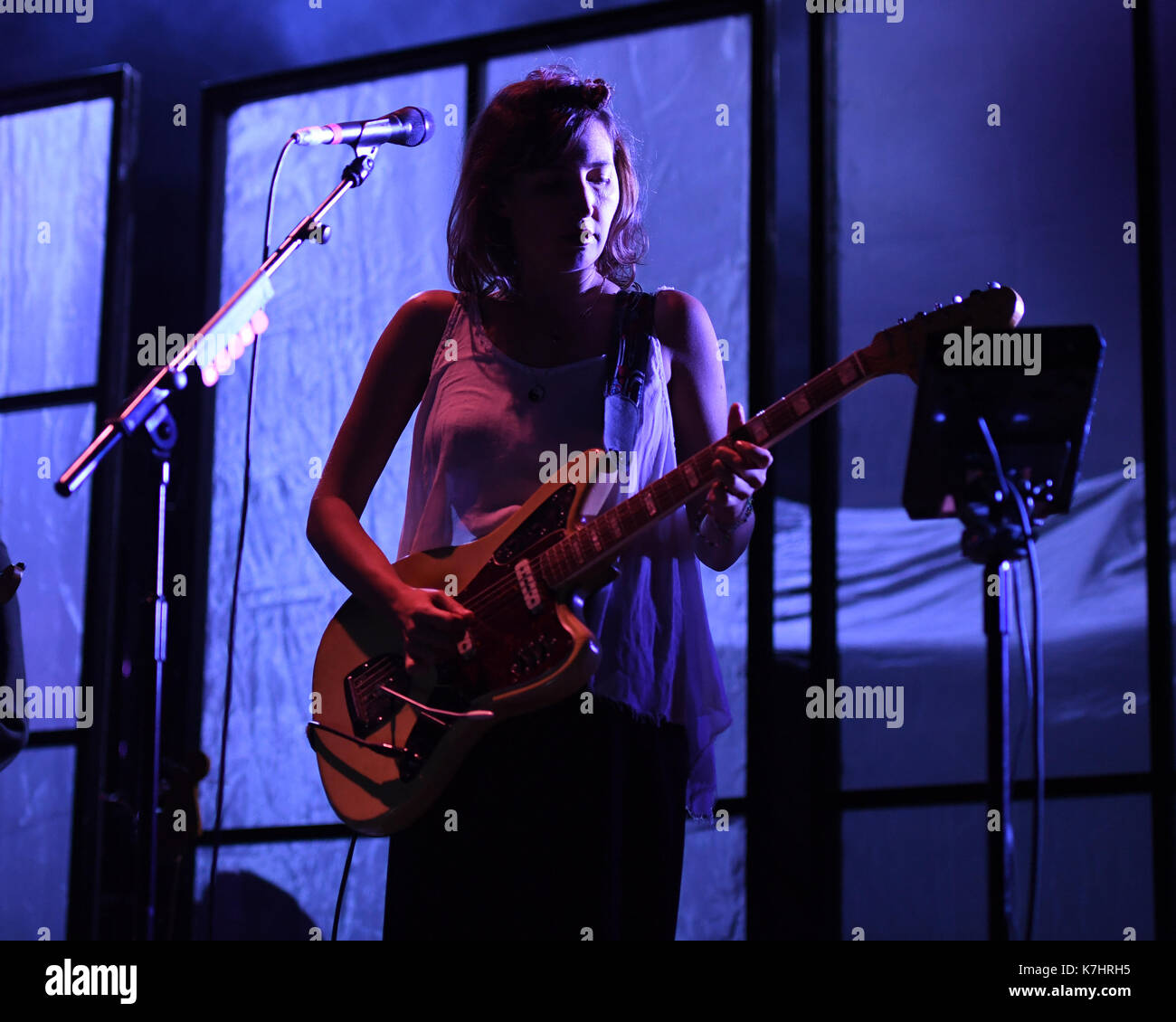 Miami, Florida, Stati Uniti. 15th settembre 2017. Emily Kokal of Warpaint si esibisce presso l'AmericanAirlines Arena il 15 settembre 2017 a Miami, Florida. Credito: Mpi04/Media Punch/Alamy Live News Foto Stock