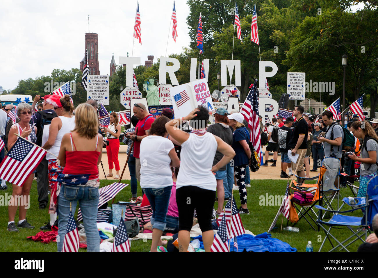 Il Sabato, Settembre 16th, 2017, Washington DC USA: Donald Trump sostenitori raccogliere sul National Mall per inviare un messaggio al Congresso, i media e il mondo che essi sono uniti nel difendere la cultura americana e valori. Foto Stock