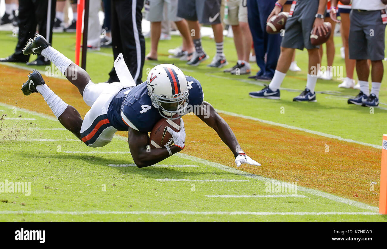 Charlottesville, Virginia, Stati Uniti d'America. Xvi Sep, 2017. Università della Virginia Cavalier HB #4 Olamide Zaccheaus affondi in avanti come egli è scattato fino sulla strada per la linea di traguardo durante il NCAA Football gioco tra l'Università della Virginia Cavaliers e l'Università del Connecticut Huskies a Scott Stadium di Charlottesville, Virginia. Justin Cooper/CSM/Alamy Live News Foto Stock