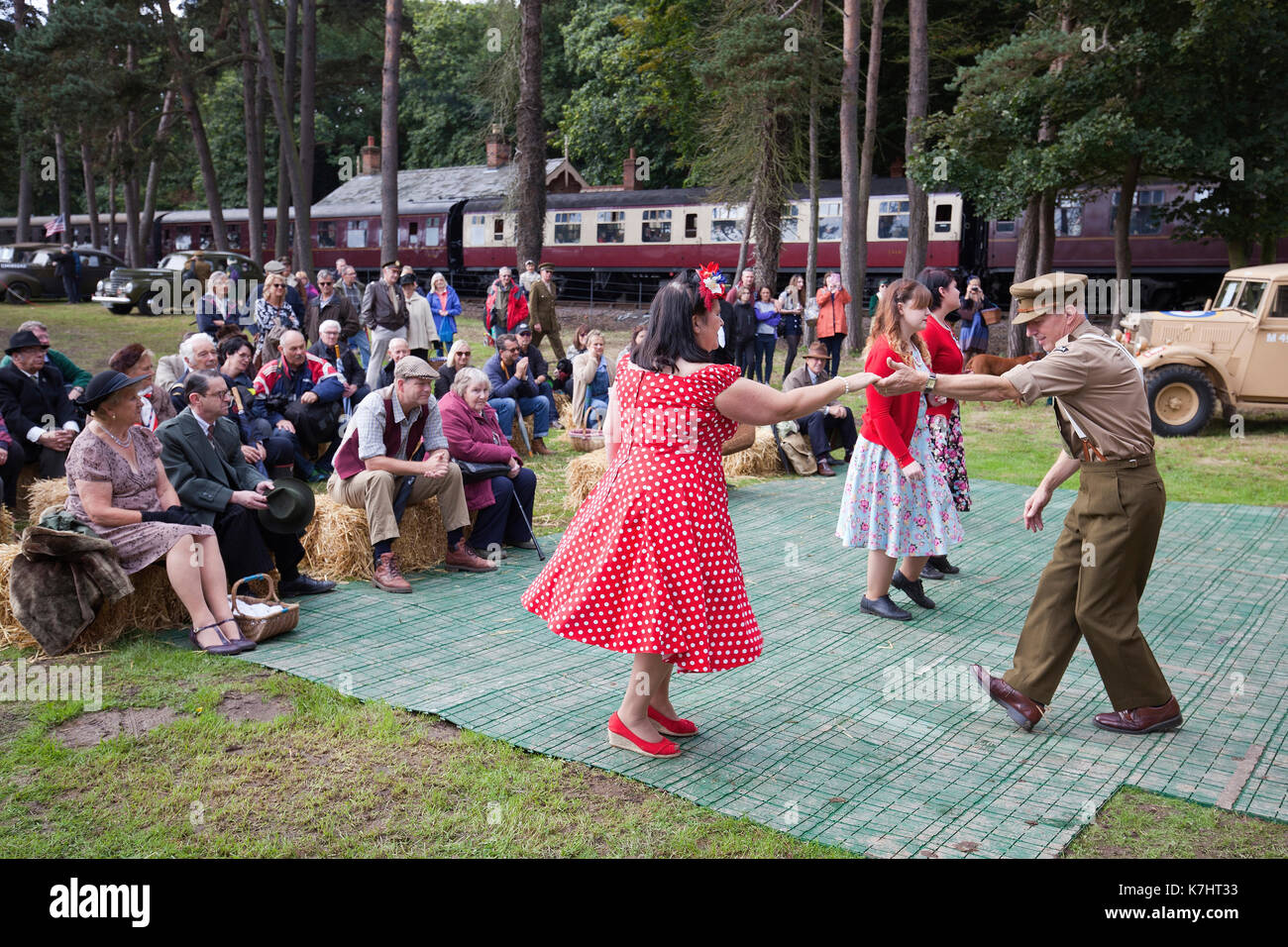 Norfolk, Regno Unito. Il 16 settembre 2017. Un 1940s stravaganza lungo North Norfolk i semi di papavero linea ferroviaria attira migliaia di visitatori a Sheringham, weybourne e holt. musica, balli, 1940s moda, reperti bellici e caratteri mietitrebbia per un nostalgico viaggio indietro nel tempo. Credito: Adrian buck/alamy live news. Foto Stock