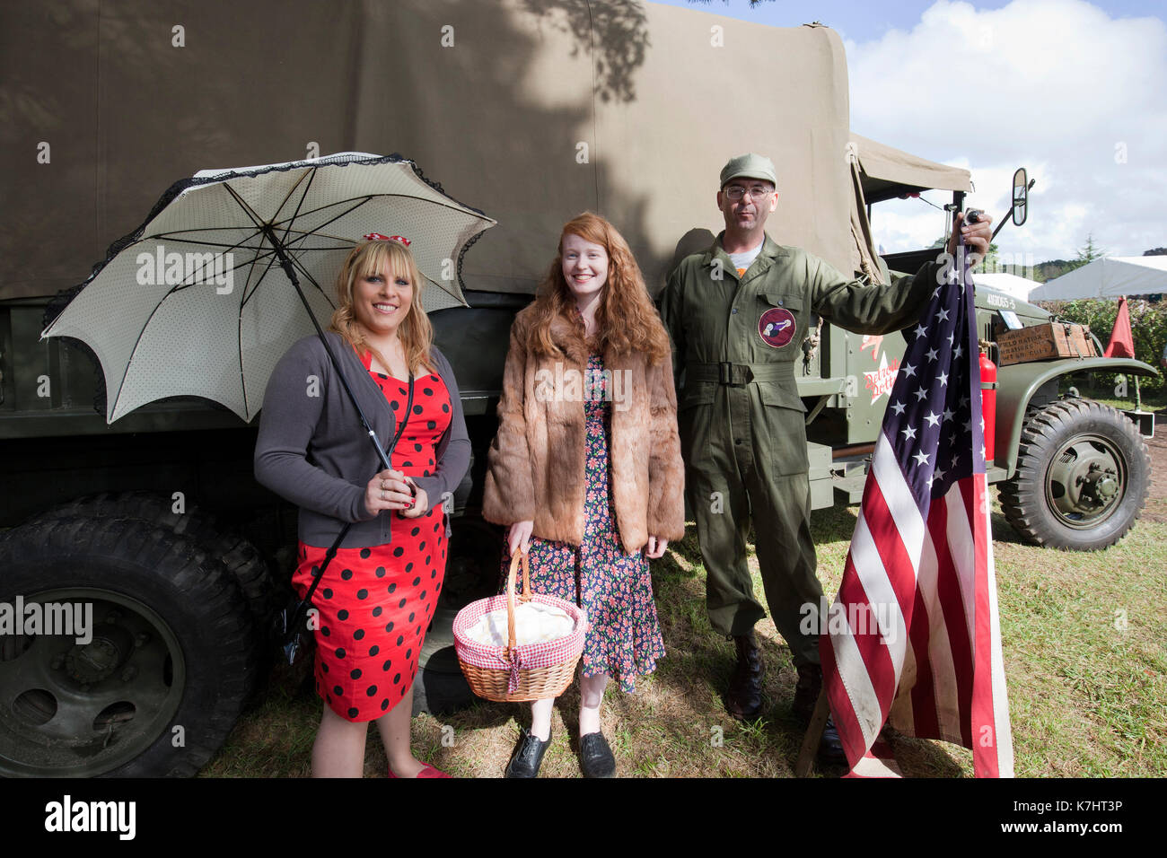 Norfolk, Regno Unito. Il 16 settembre 2017. american gi aquaints con ragazze locali a 1940s stravaganza lungo North Norfolk i semi di papavero linea ferroviaria. attira migliaia di visitatori a Sheringham, weybourne e holt, musica, danza, 1940s moda, caratteri di guerra e presenta la mietitrebbia per un nostalgico viaggio indietro nel tempo. Credito: Adrian buck/alamy live news. Foto Stock