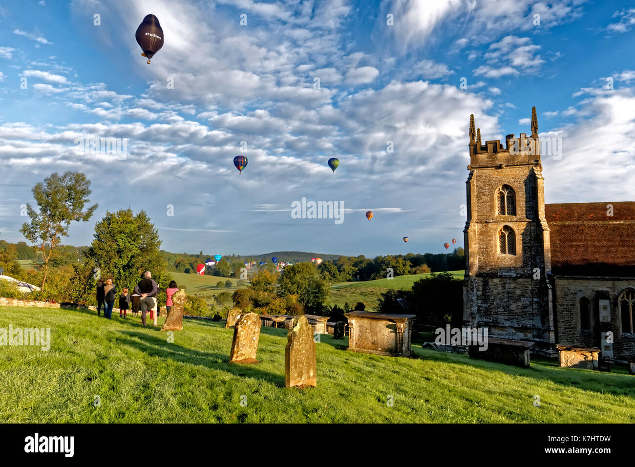 Horningsham, Wiltshire, Regno Unito.16 settembre 2017.Le condizioni meteo perfette questa mattina consentito per una massa lancio di palloni aerostatici longleat house facendo uno splendido sfondo per San Giovanni Battista nel villaggio di horningsham come hanno preso parte al longleat sky safari in mongolfiera ad aria calda la stravaganza.horningsham, Wiltshire, Regno Unito credito: Andrew harker/alamy live news Foto Stock