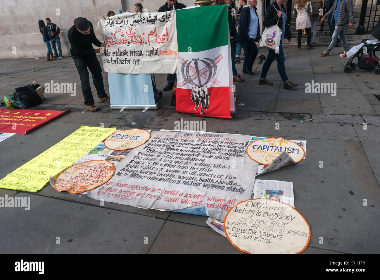 Londra, Regno Unito. Il 16 settembre 2017. Il 8 marzo l'organizzazione di donne (Iran-Afghanistan) protesta in Trafalgar Square il 29 anniversario della strage dei prigionieri politici in Iraq a seguito di una fatwa dall Ayatollah Khomeini chiamando per la morte di tutti Mojahedins leftists e come "combattenti contro Dio " e " gli apostati dall Islam.' prove recenti confermano le asserzioni che oltre 30.000 prigionieri politici, in gran parte membri del principale partito d opposizione popolare di Mojahedin Organizzazione dell'Iran (OMPI/MEK) sono stati eseguiti, in gran parte impiccato in gruppi di sei e sepolto nelle tombe di massa. I dimostranti chiedono il Foto Stock