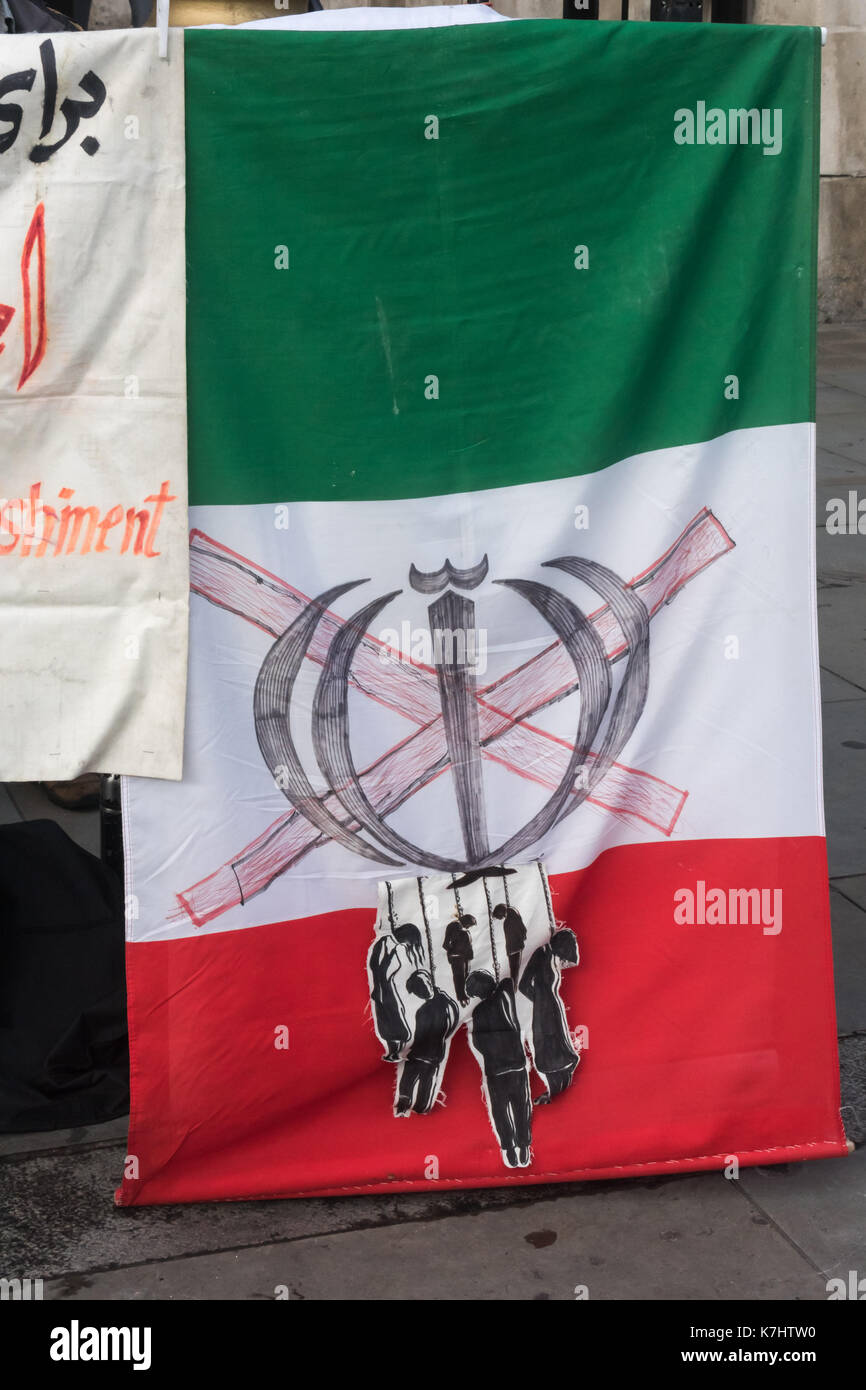 Londra, Regno Unito. Il 16 settembre 2017. Il 8 marzo l'organizzazione di donne (Iran-Afghanistan) protesta in Trafalgar Square il 29 anniversario della strage dei prigionieri politici in Iraq a seguito di una fatwa dall Ayatollah Khomeini chiamando per la morte di tutti Mojahedins leftists e come "combattenti contro Dio " e " gli apostati dall Islam.' prove recenti confermano le asserzioni che oltre 30.000 prigionieri politici, in gran parte membri del principale partito d opposizione popolare di Mojahedin Organizzazione dell'Iran (OMPI/MEK) sono stati eseguiti, in gran parte impiccato in gruppi di sei e sepolto nelle tombe di massa. Un flage mostra persone essendo Foto Stock