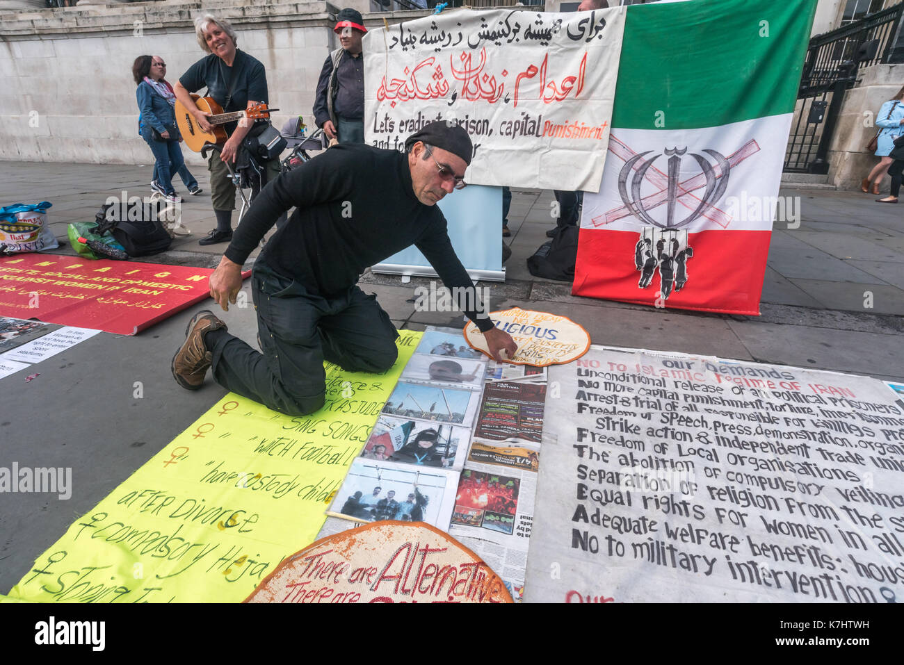 Londra, Regno Unito. Il 16 settembre 2017. Il 8 marzo l'organizzazione di donne (Iran-Afghanistan) protesta in Trafalgar Square il 29 anniversario della strage dei prigionieri politici in Iraq a seguito di una fatwa dall Ayatollah Khomeini chiamando per la morte di tutti Mojahedins leftists e come "combattenti contro Dio " e " gli apostati dall Islam.' prove recenti confermano le asserzioni che oltre 30.000 prigionieri politici, in gran parte membri del principale partito d opposizione popolare di Mojahedin Organizzazione dell'Iran (OMPI/MEK) sono stati eseguiti, in gran parte impiccato in gruppi di sei e sepolto nelle tombe di massa. I dimostranti chiedono il Foto Stock