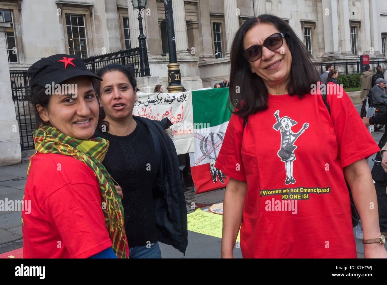 Londra, Regno Unito. Il 16 settembre 2017. Il 8 marzo l'organizzazione di donne (Iran-Afghanistan) protesta in Trafalgar Square il 29 anniversario della strage dei prigionieri politici in Iraq a seguito di una fatwa dall Ayatollah Khomeini chiamando per la morte di tutti Mojahedins leftists e come "combattenti contro Dio " e " gli apostati dall Islam.' prove recenti confermano le asserzioni che oltre 30.000 prigionieri politici, in gran parte membri del principale partito d opposizione popolare di Mojahedin Organizzazione dell'Iran (OMPI/MEK) sono stati eseguiti, in gran parte impiccato in gruppi di sei e sepolto nelle tombe di massa. I dimostranti chiedono il Foto Stock