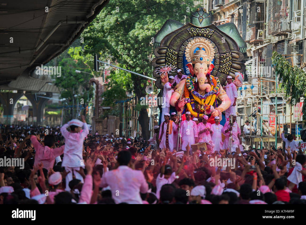 L'immagine di Ganpati per Elephant intitolata signore il famoso lalbaug cha Raja sul modo per immersione a lalbaug, .Mumbai, India Foto Stock