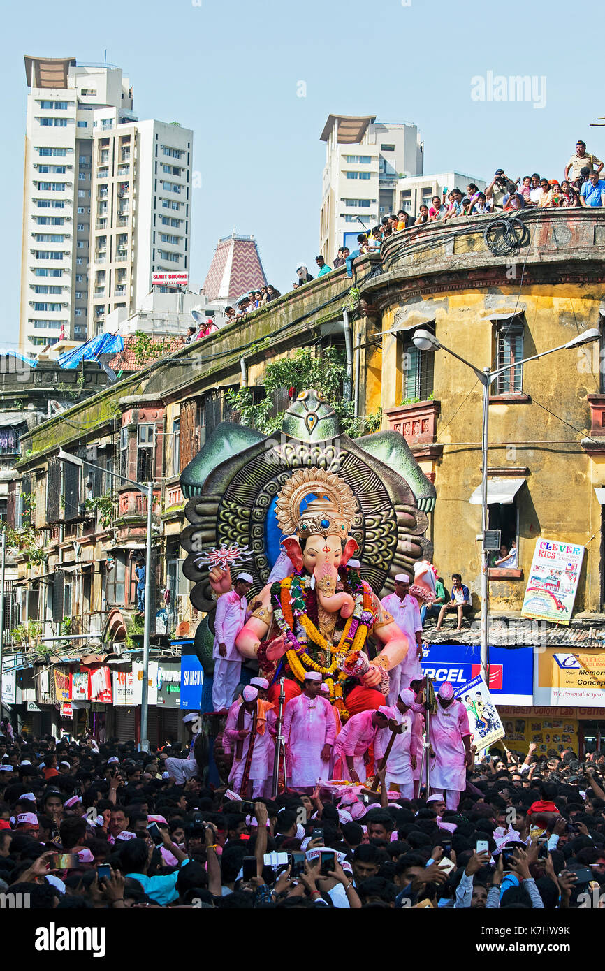 L'immagine di Ganpati per Elephant intitolata signore il famoso lalbaug cha Raja sul modo per immersione a lalbaug, .Mumbai, India Foto Stock