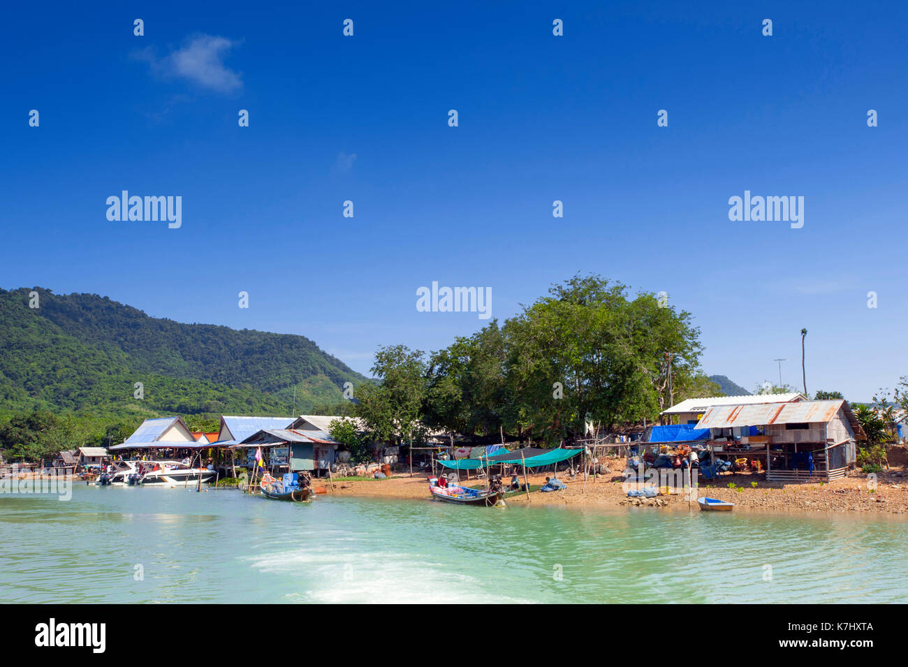 Edifici e barche su una spiaggia, parco nazionale marino di Ang Thong, Thailandia Foto Stock