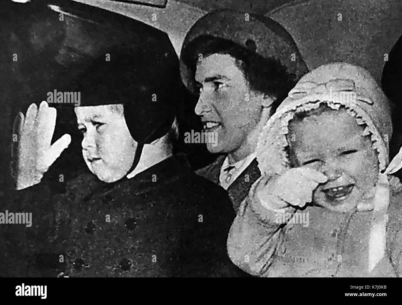 1950 - Una rivista fotografia che mostra il principe Carlo e la principessa Anne, figli della regina Elisabetta II di Gran Bretagna, accompagnato da eventualmente la loro bambinaia al momento. Foto Stock