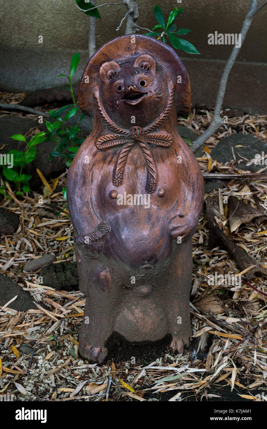 Tokyo - Giappone, 15 maggio 2017: folclore tradizionale marrone tanuki permanente statua Foto Stock