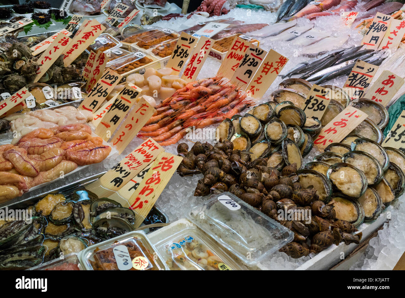 Kyoto, Giappone - 17 maggio 2017: una varietà di piatti a base di frutti di mare per la vendita sul mercato nishiki Foto Stock