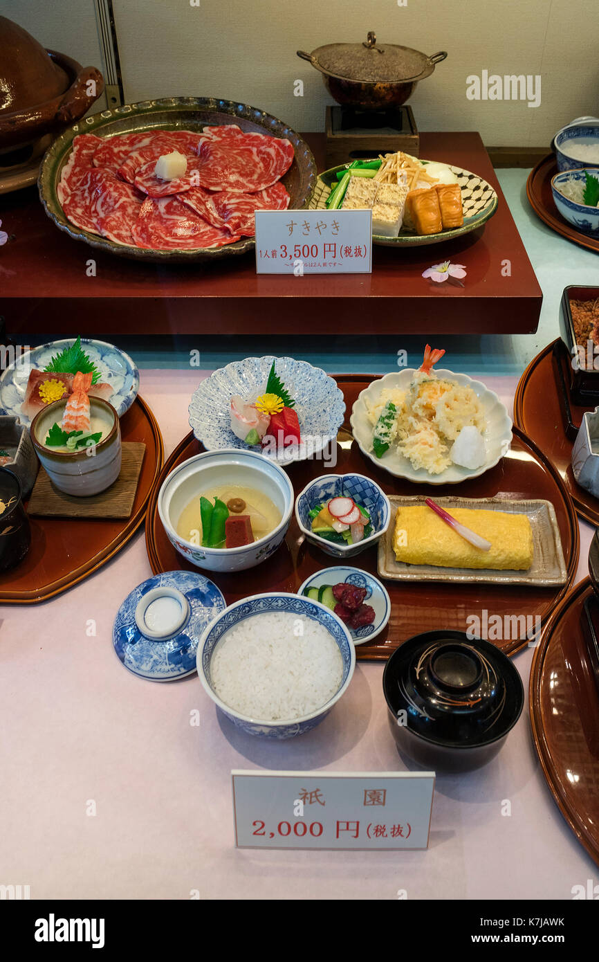 Kyoto, Giappone - 17 Maggio 2017: Visualizzazione di replica sintetica pasti, guardando come vero e proprio alimento nella finestra in un ristorante Foto Stock