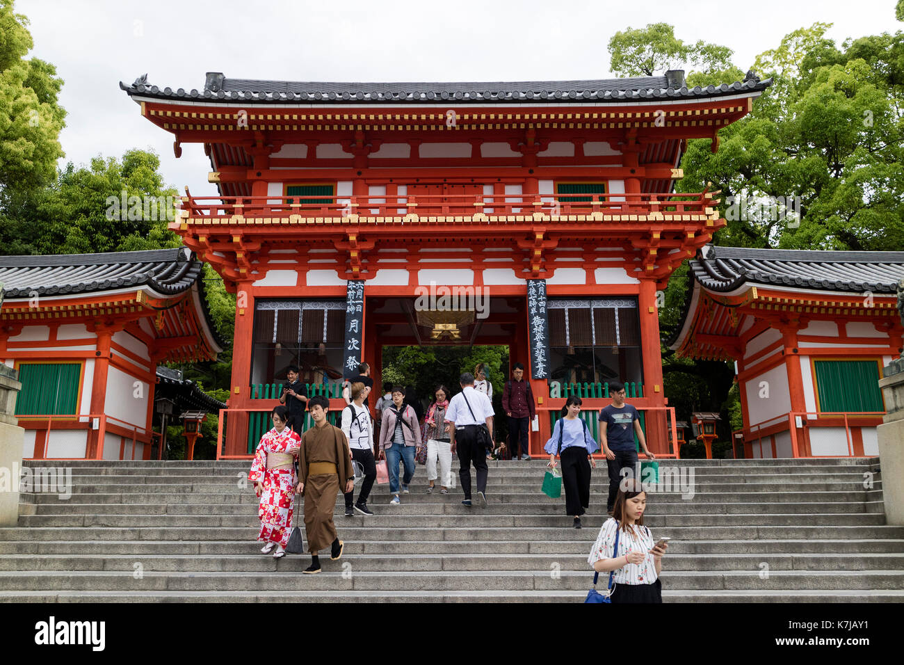 Kyoto, Giappone - 17 maggio 2017: cancello principale del yasaka jinja santuario a Kyoto con i visitatori Foto Stock