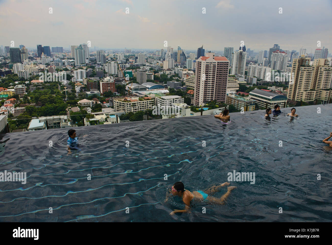 Vista in un infinity pool sul tetto, bangkok, Thailandia Foto Stock