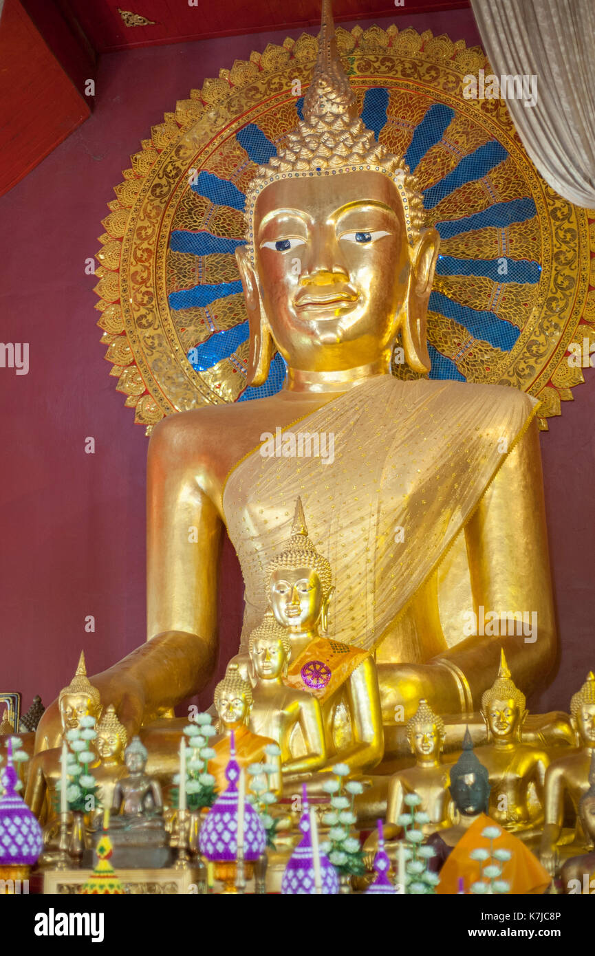 Statua del Buddha al Wat Chedi Luang tempio in Chiang Mai Thailandia Foto Stock