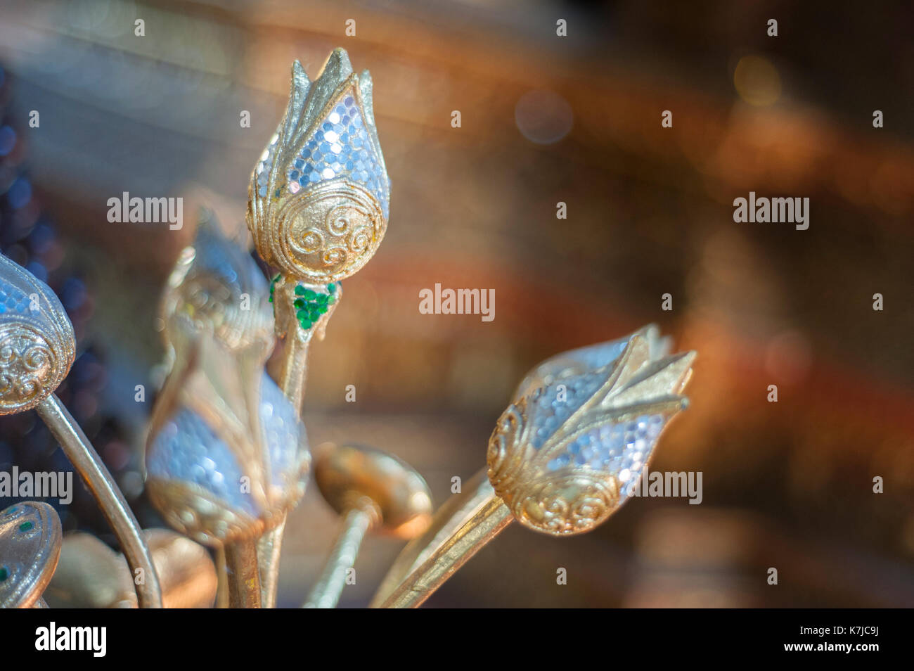 Scolpiti lotus boccioli di fiori a Wat Chedi Luang tempio in Chiang Mai Thailandia Foto Stock