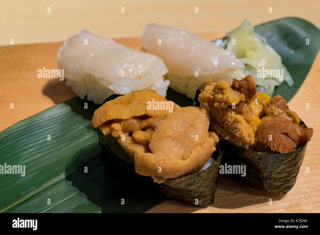 Deliziosa close up di stile giapponese di pesce e calamari sushi, abbiamo mangiato a Los Angeles, California, U.S.A. Foto Stock
