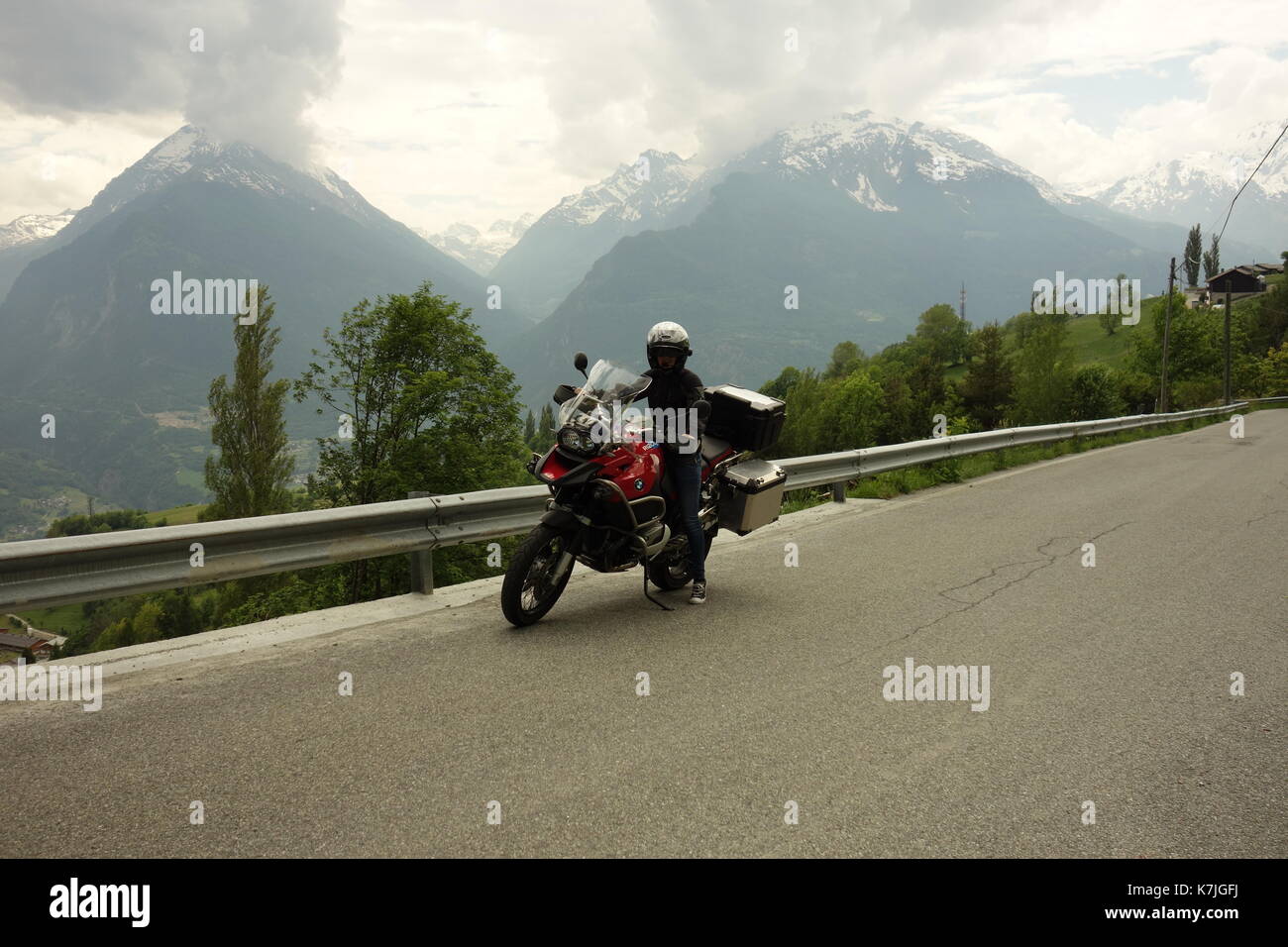 Giovane donna che viaggiano con un rosso bmw gs r 1200 avventura motociclo Foto Stock