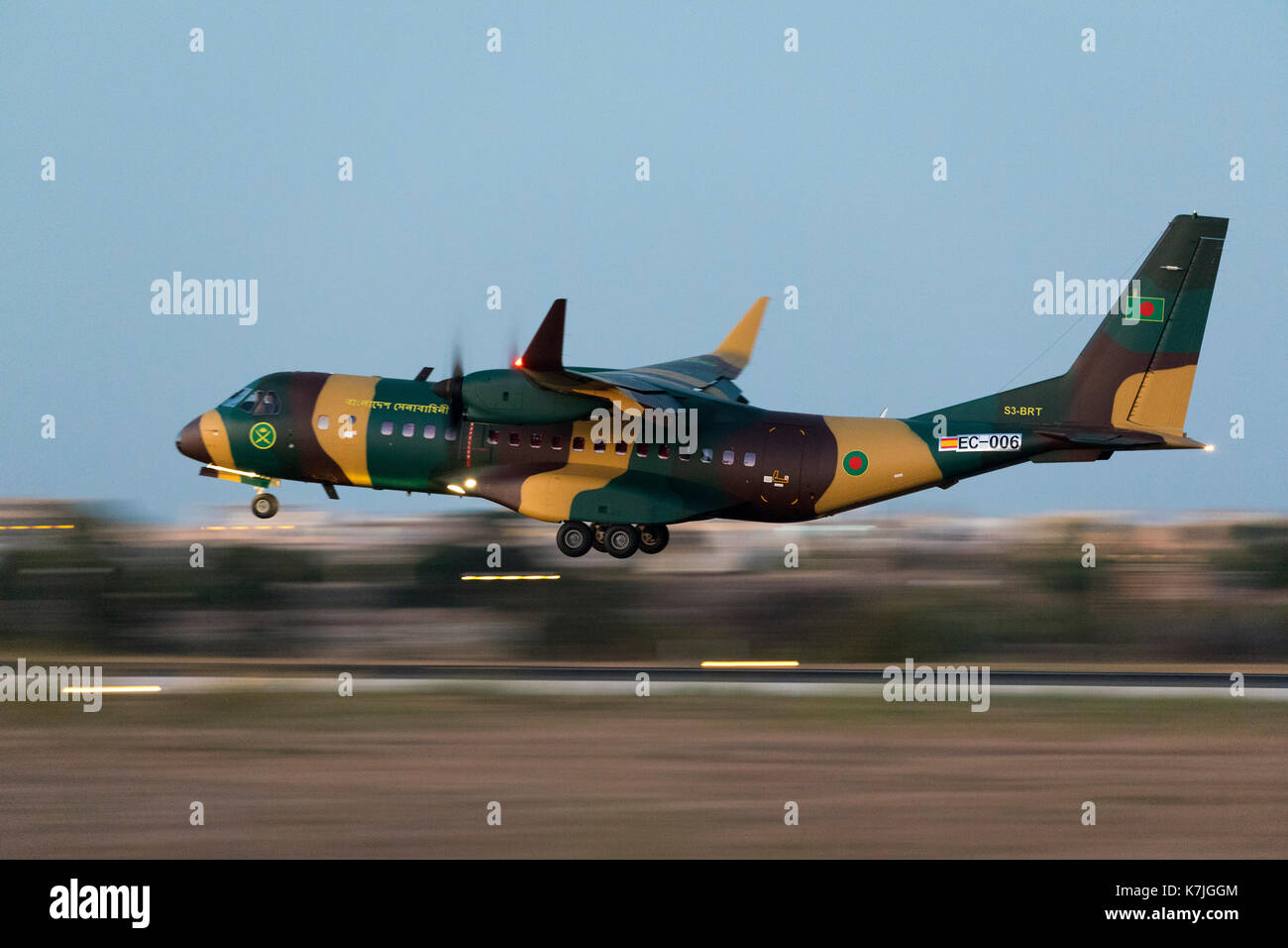Bangladesh army airbus c295w [EC-006 consegna effettiva s3-brt] sbarco nelle tenebre, quindi girato a ISO10000 e 1/25s. sul volo di mandata proveniente dal Foto Stock