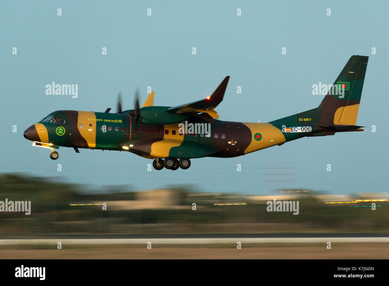 Bangladesh army airbus c295w [EC-006 consegna effettiva s3-brt] sbarco nelle tenebre, quindi girato a ISO10000 e 1/25s. sul volo di mandata proveniente dal Foto Stock