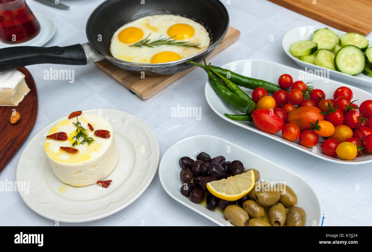 La frittata e tavolo per la colazione Foto Stock