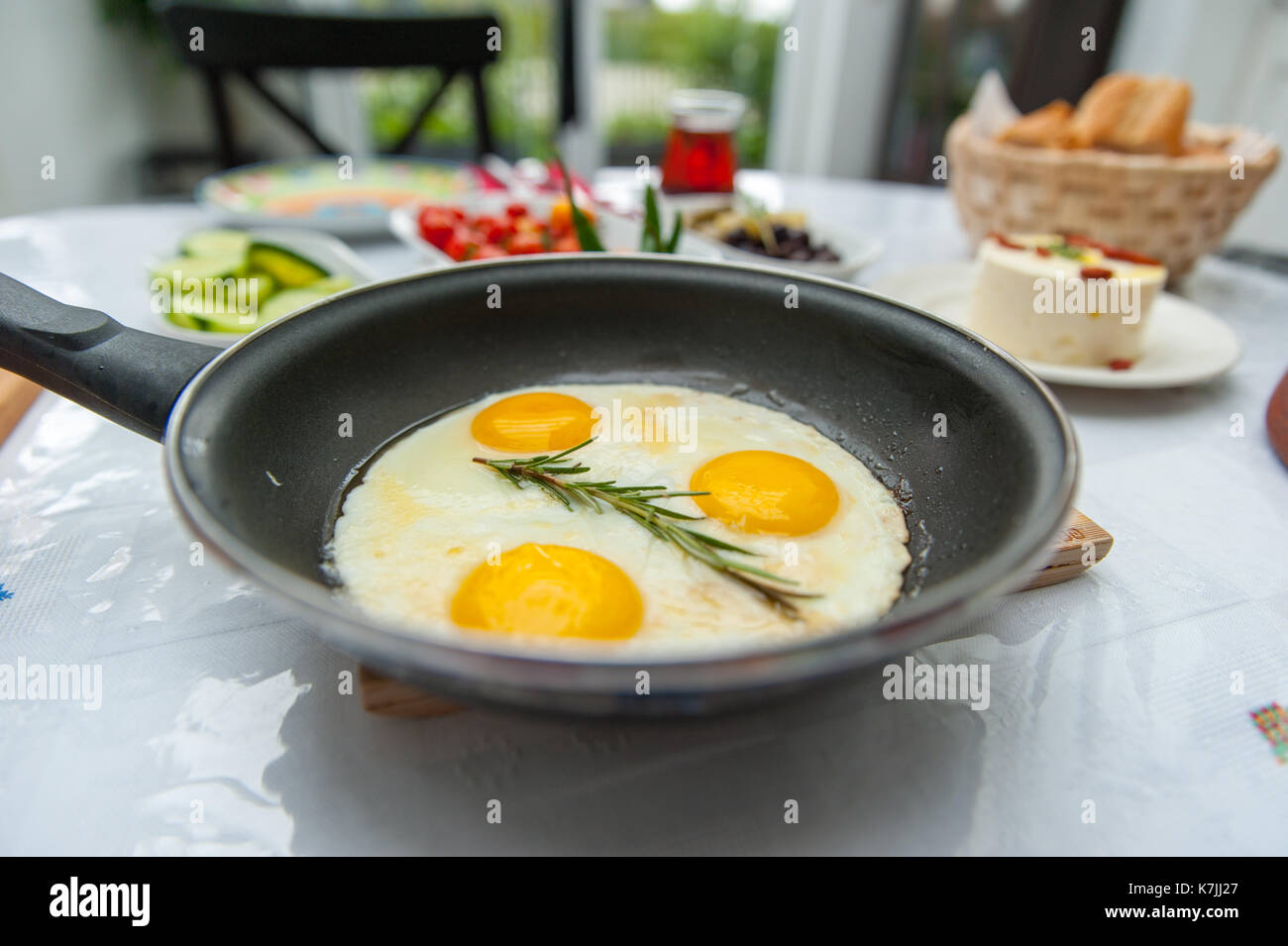 La frittata e tavolo per la colazione Foto Stock