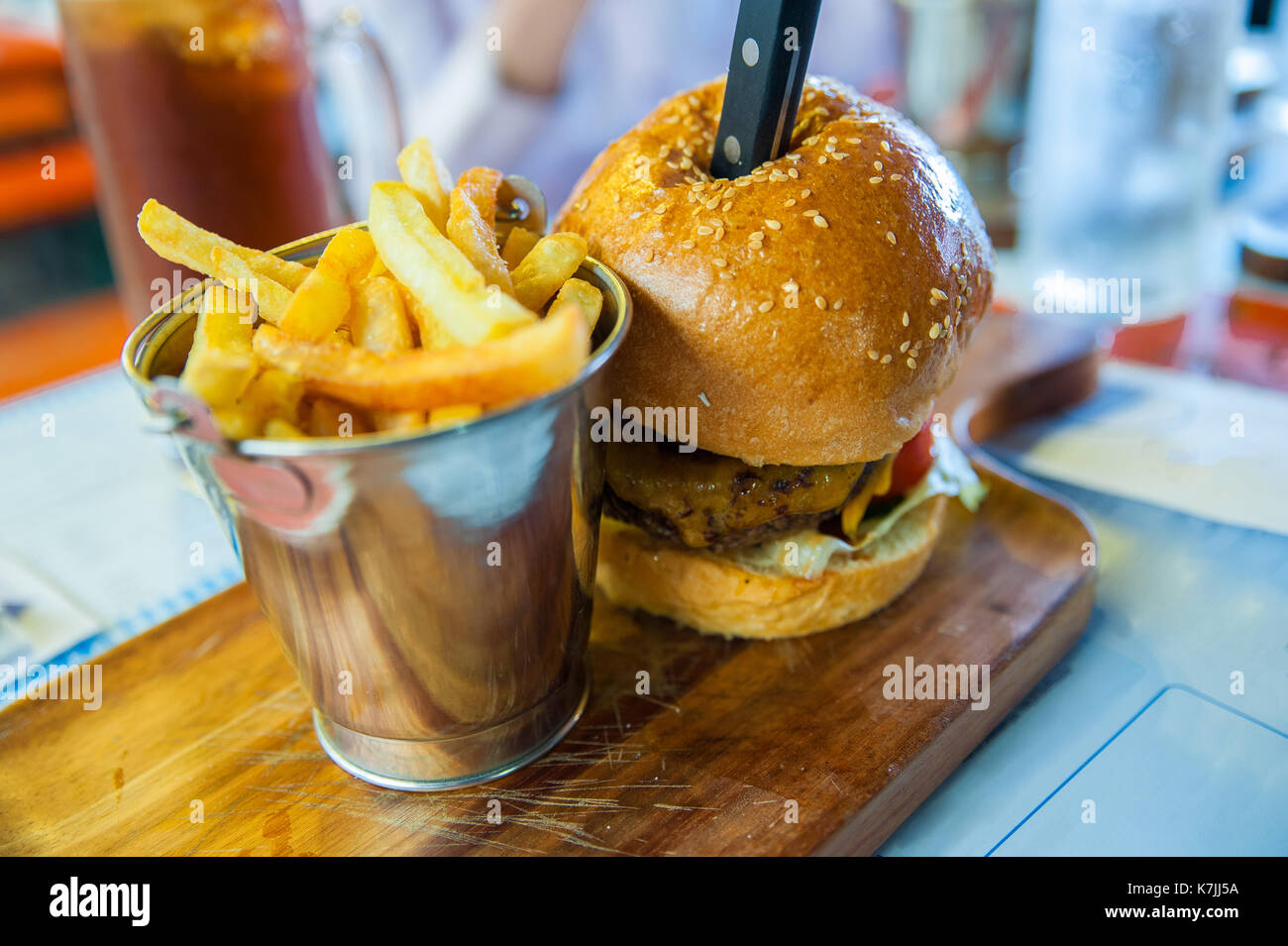 Carni bovine hamburger e patatine fritte sul piatto di legno Foto Stock