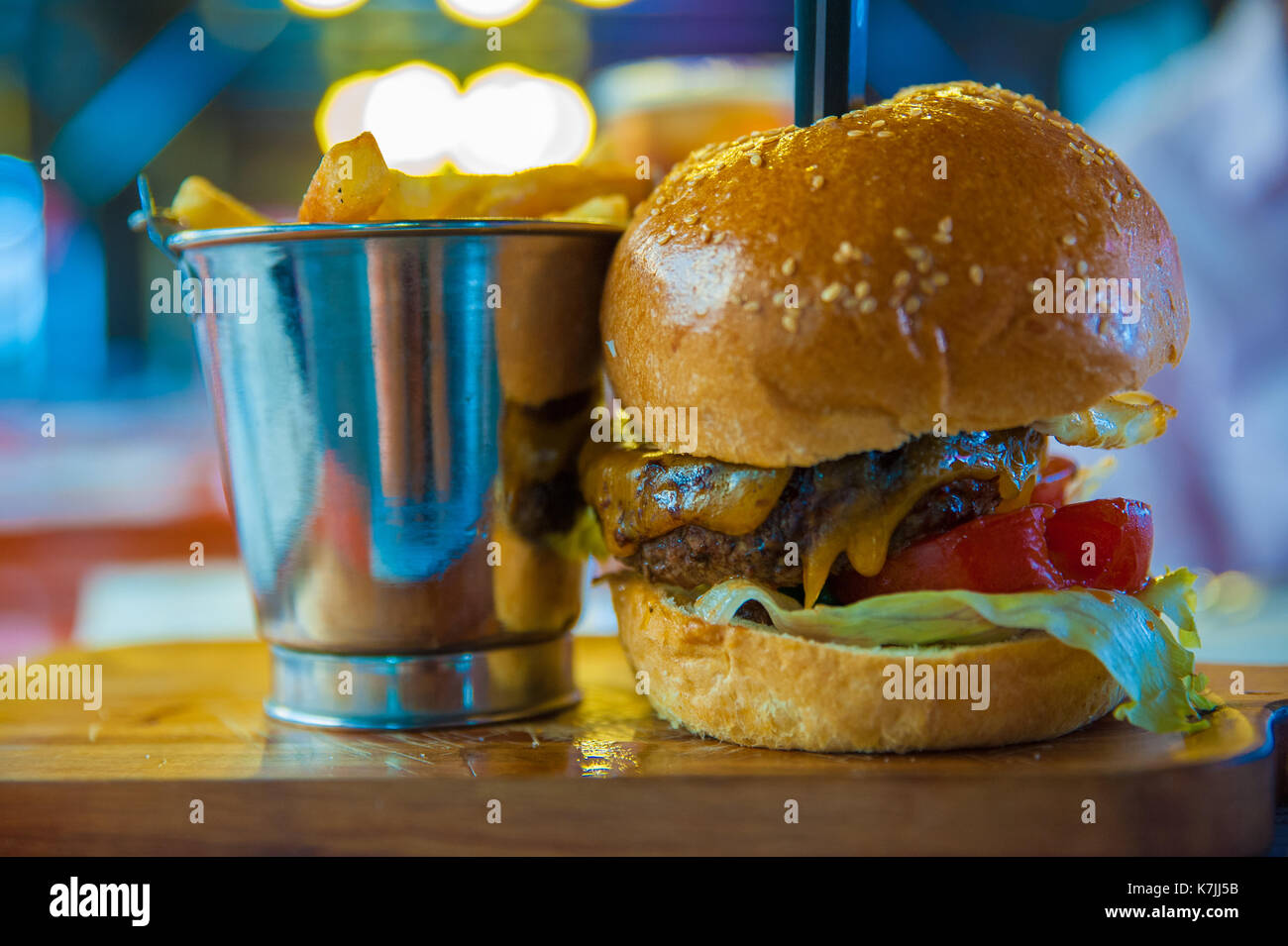 Carni bovine hamburger e patatine fritte sul piatto di legno Foto Stock