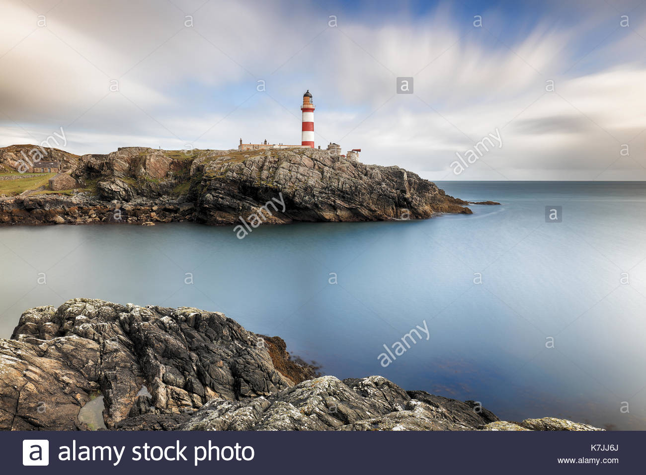 Una lunga esposizione prese a Eilean Glas faro sull isola di Scalpay, Western Isles, Scozia. Foto Stock