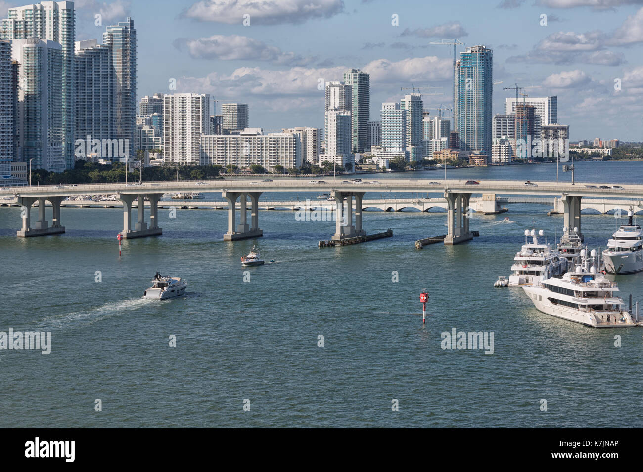 Yachts vicino a Ponte in Biscayne Bay miami Foto Stock