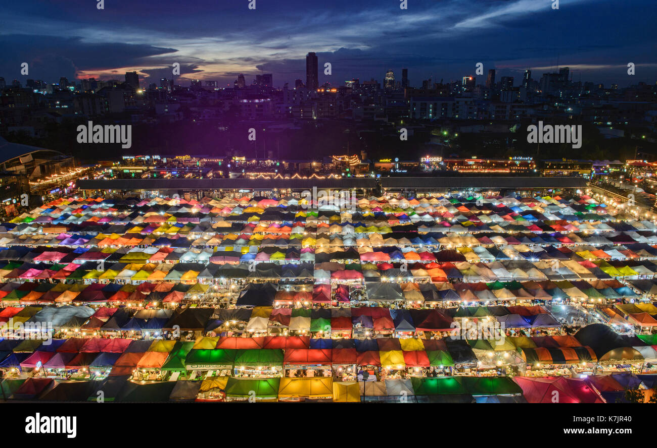 La colorata ratchada rot fai mercato del treno al tramonto, bangkok, Thailandia Foto Stock