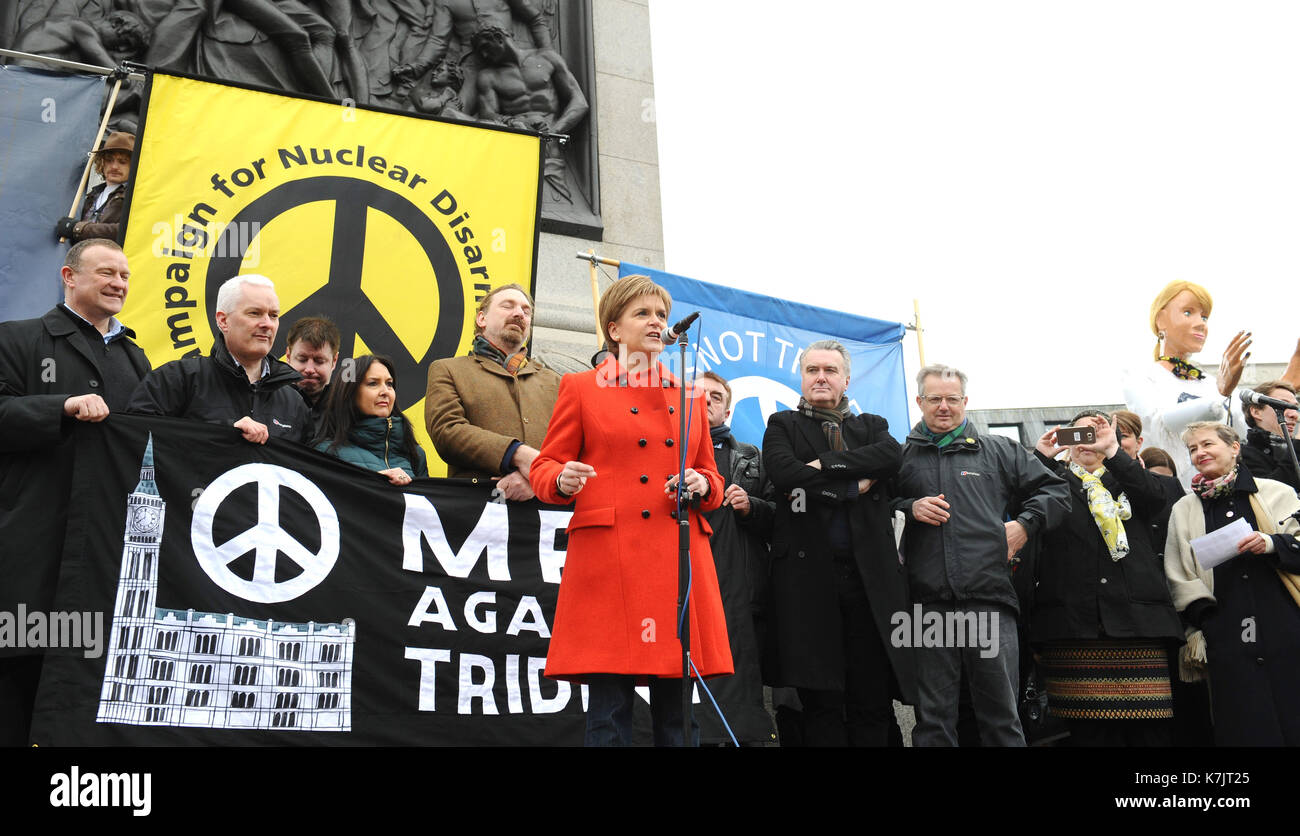 Foto Da Accreditare ©Kate Green/Alpha Press 079965 27/02/2016 Primo Ministro Della Scozia Nicola Sturgeon Con Snp Drew Hendry Mp, Dr Paul Monaghan Mp, Steven Paterson Mp, Chris Law Mp, Tommy Sheppard Mp, John Nicolson, Brendan o'Hara MP e Plaid Cymru leader Leanne Wood AM alla campagna CND per il disarmo nucleare Stop Trident Anti Nuclear March a Londra. Foto Stock