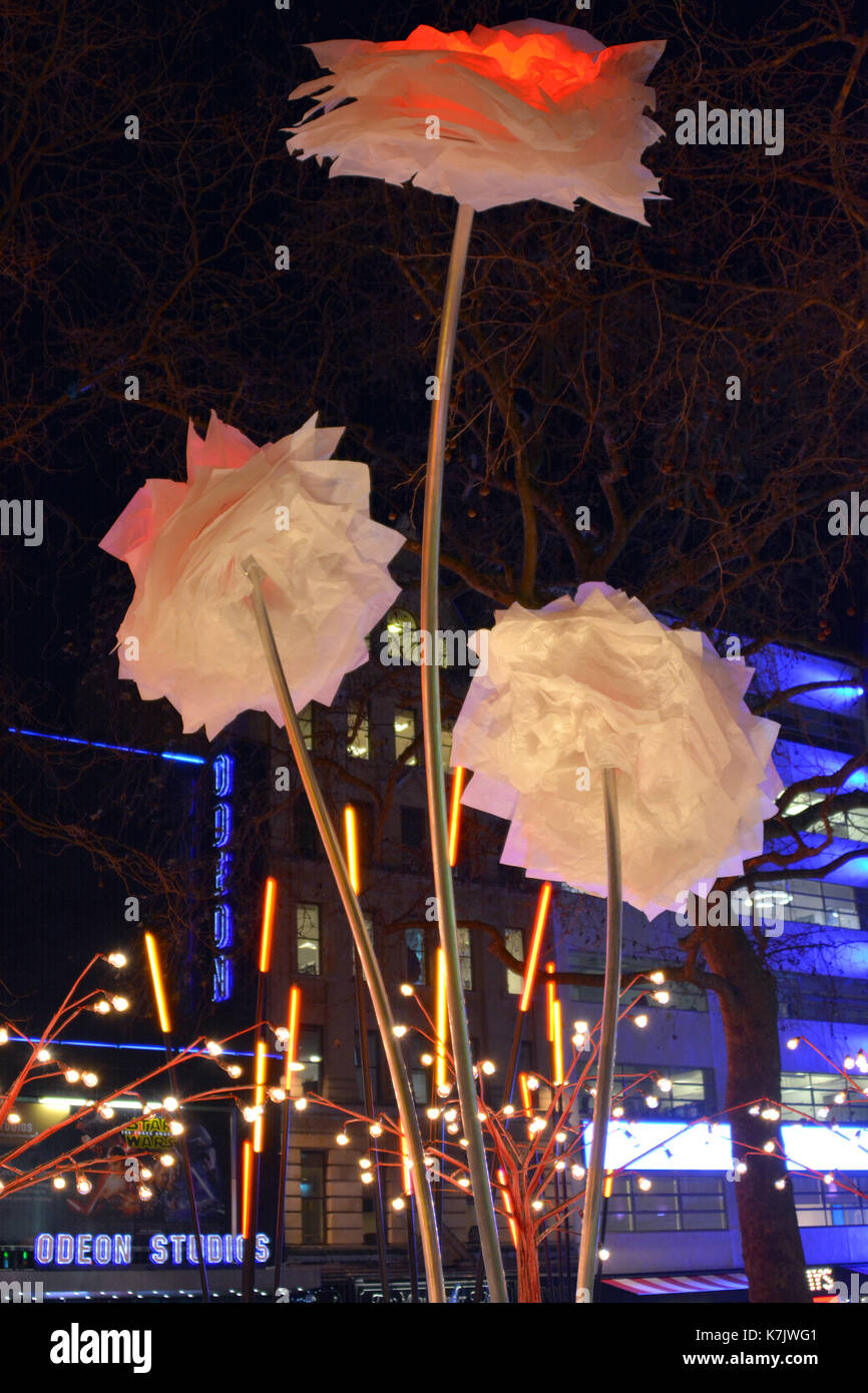 La foto Deve Essere Accreditata ©Alpha Press 066465 16/01/2016 Garden of Light by TILT in Leicester Square al Lumiere London Light Festival. Tilt è un collettivo francese che rivendicava spazio pubblico per la loro arte creando strutture luminose e sognanti utilizzando materiali riciclati elaborati ad alta qualità tecnica di produzione. I fondatori Francois Fouilhe e Jean Baptiste Laude hanno iniziato il collettivo a dare risalto all'arte della luce e ad incoraggiare il pubblico a vederlo da una nuova prospettiva. Godetevi questa magica collezione di sculture di piante. Dimenticate il freddo; lasciate che il bagliore di fiori e alberi giganti Foto Stock