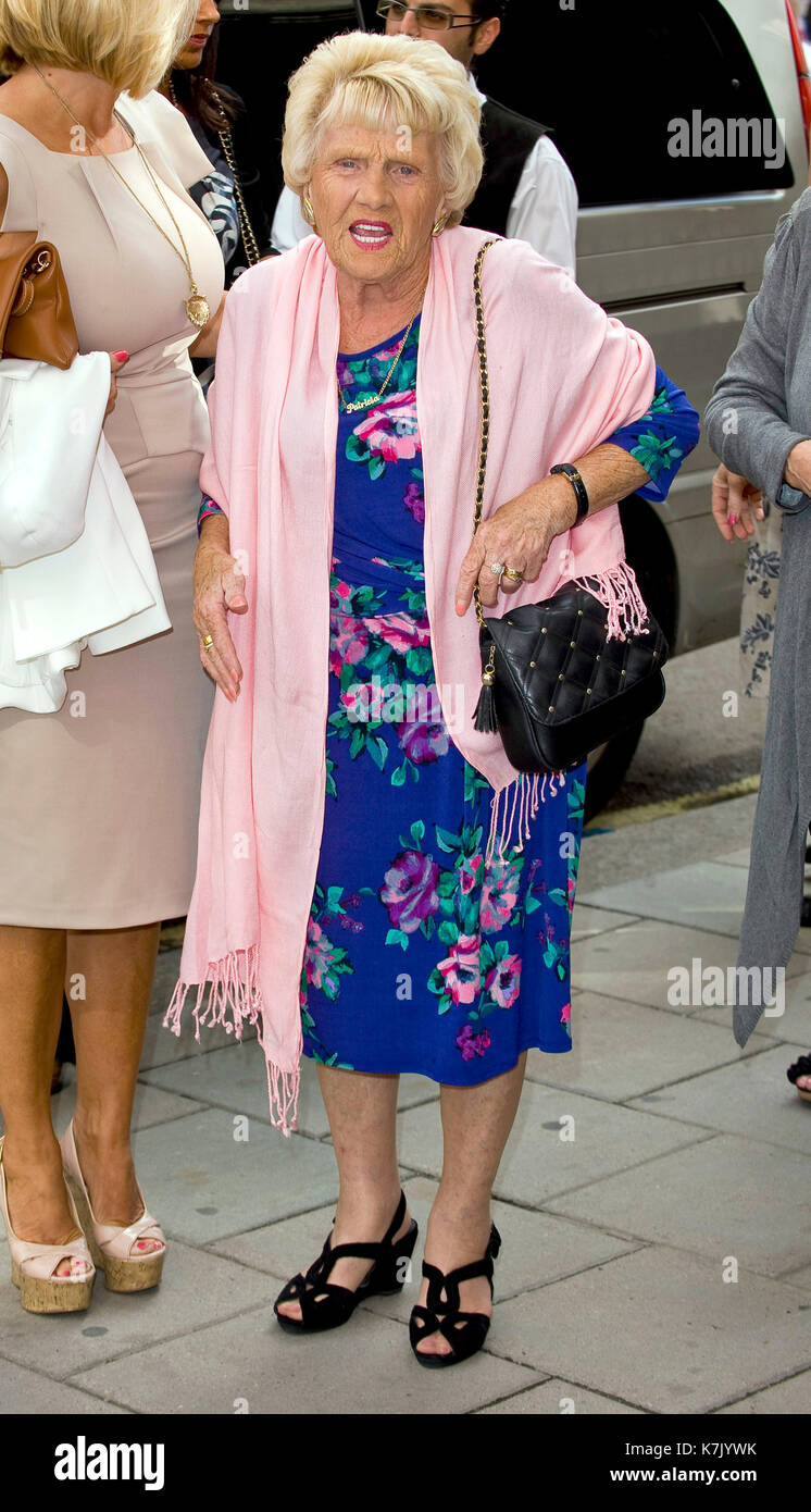 La Foto Deve Essere Accreditata ©Alpha Press 076031 28/08/12 Nanny Pat Patricia Brooker Al Penny Sweets E Strade Acciottolate My East End Childhood Book Launch Party Tenuto Al Mayfair Exchange Di Londra Foto Stock