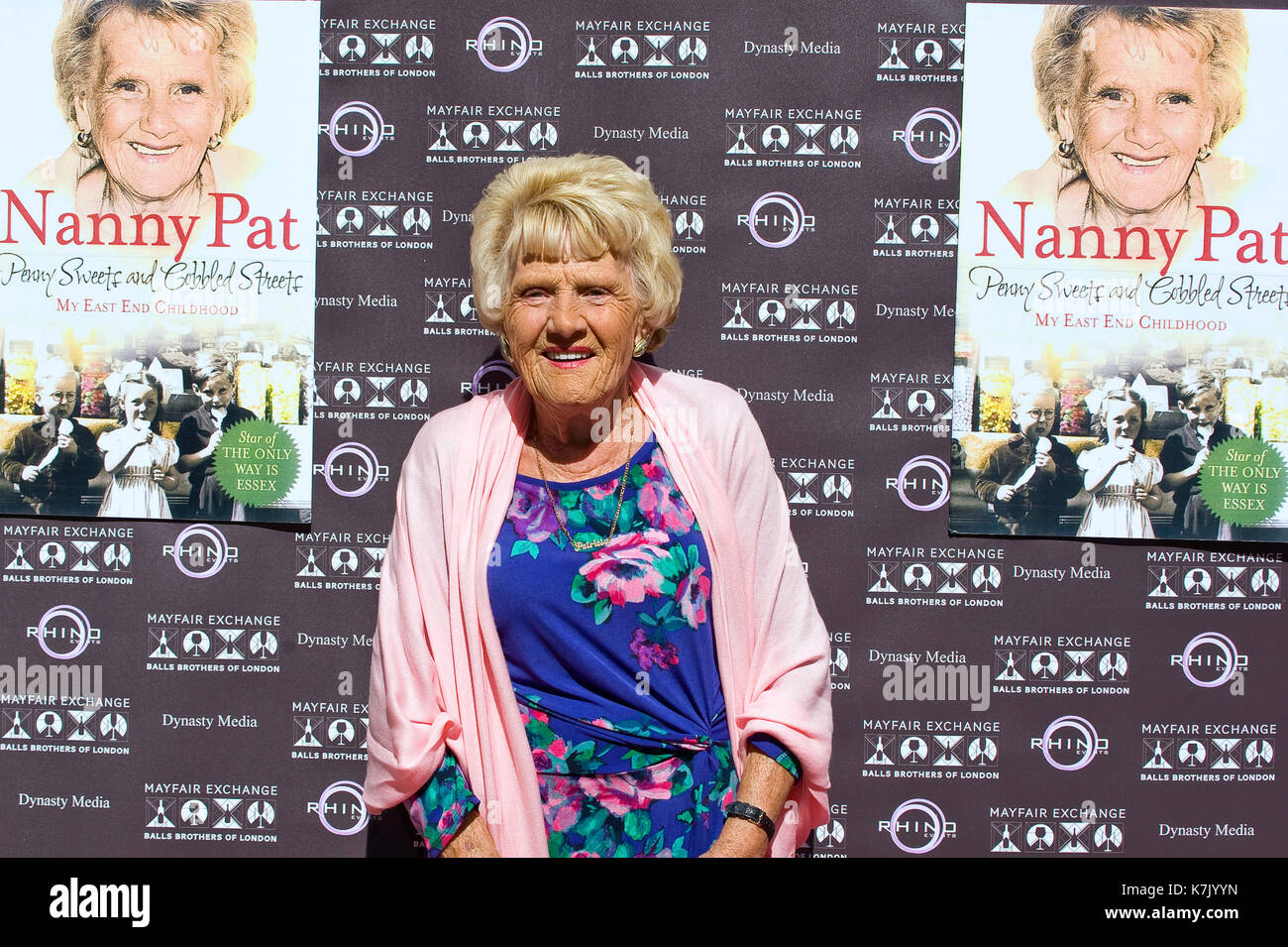La Foto Deve Essere Accreditata ©Alpha Press 076031 28/08/12 Nanny Pat Patricia Brooker Al Penny Sweets E Strade Acciottolate My East End Childhood Book Launch Party Tenuto Al Mayfair Exchange Di Londra Foto Stock