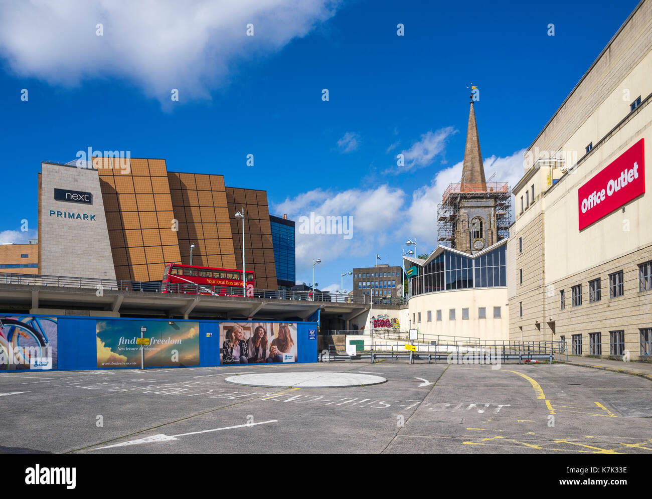 Vista del centro commerciale di Plymouth e Drake Circus dal sito dell'ex stazione degli autobus a Bretonside. Devon, Inghilterra, Regno Unito. Foto Stock