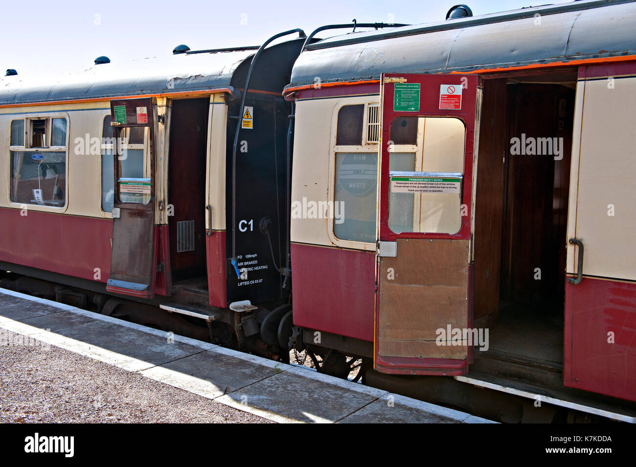 Apertura delle porte su vintage contrassegnare un carrello ferroviario Foto Stock