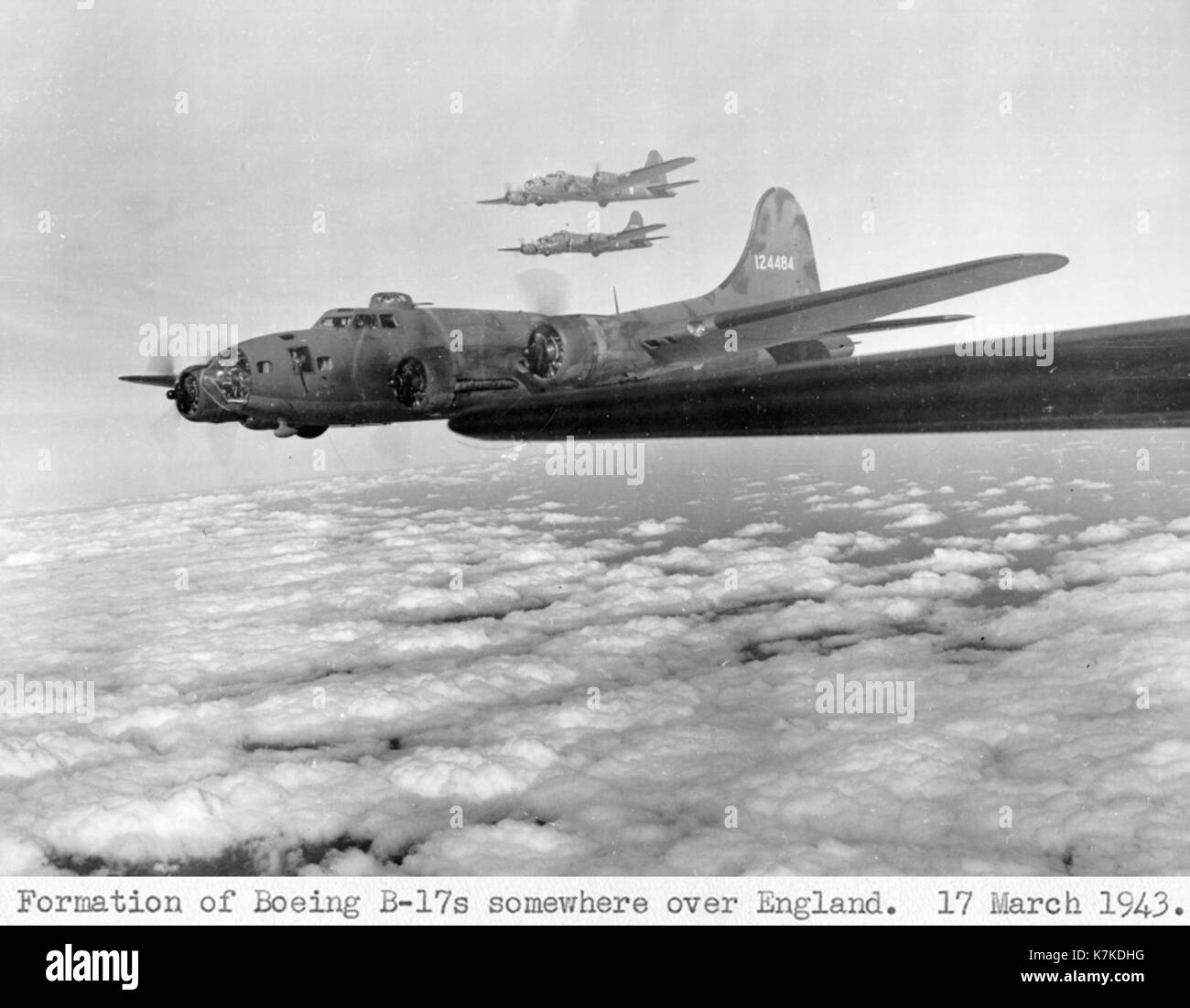 Il Boeing B-17 Flying Fortress fu un bombardiere statunitense utilizzato durante la seconda guerra mondiale, noto per la sua durata e il suo armamento pesante, giocò un ruolo cruciale nelle campagne di bombardamento alleato in Europa. Questo aereo rimane un simbolo iconico della potenza aerea della seconda guerra mondiale. Foto Stock