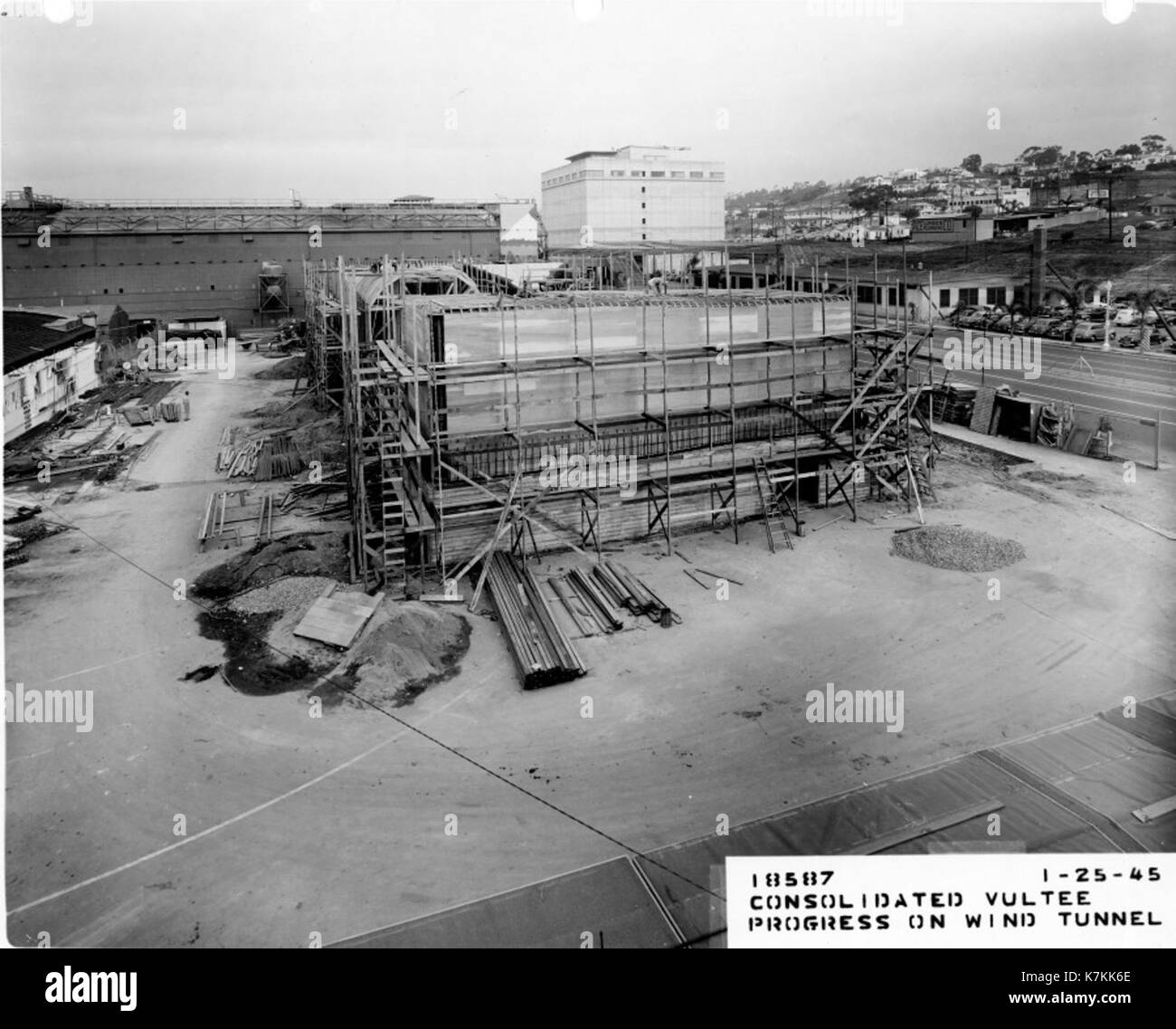 Il Convair Wind Tunnel, una struttura chiave utilizzata per i test aerodinamici, era essenziale per lo sviluppo di numerosi aeromobili. La galleria del vento ha fornito dati critici per la progettazione e l'ottimizzazione degli aeromobili in termini di prestazioni ed efficienza. Ha svolto un ruolo importante nel successo degli aerei militari e civili, compresi i bombardieri e gli aerei commerciali. Foto Stock