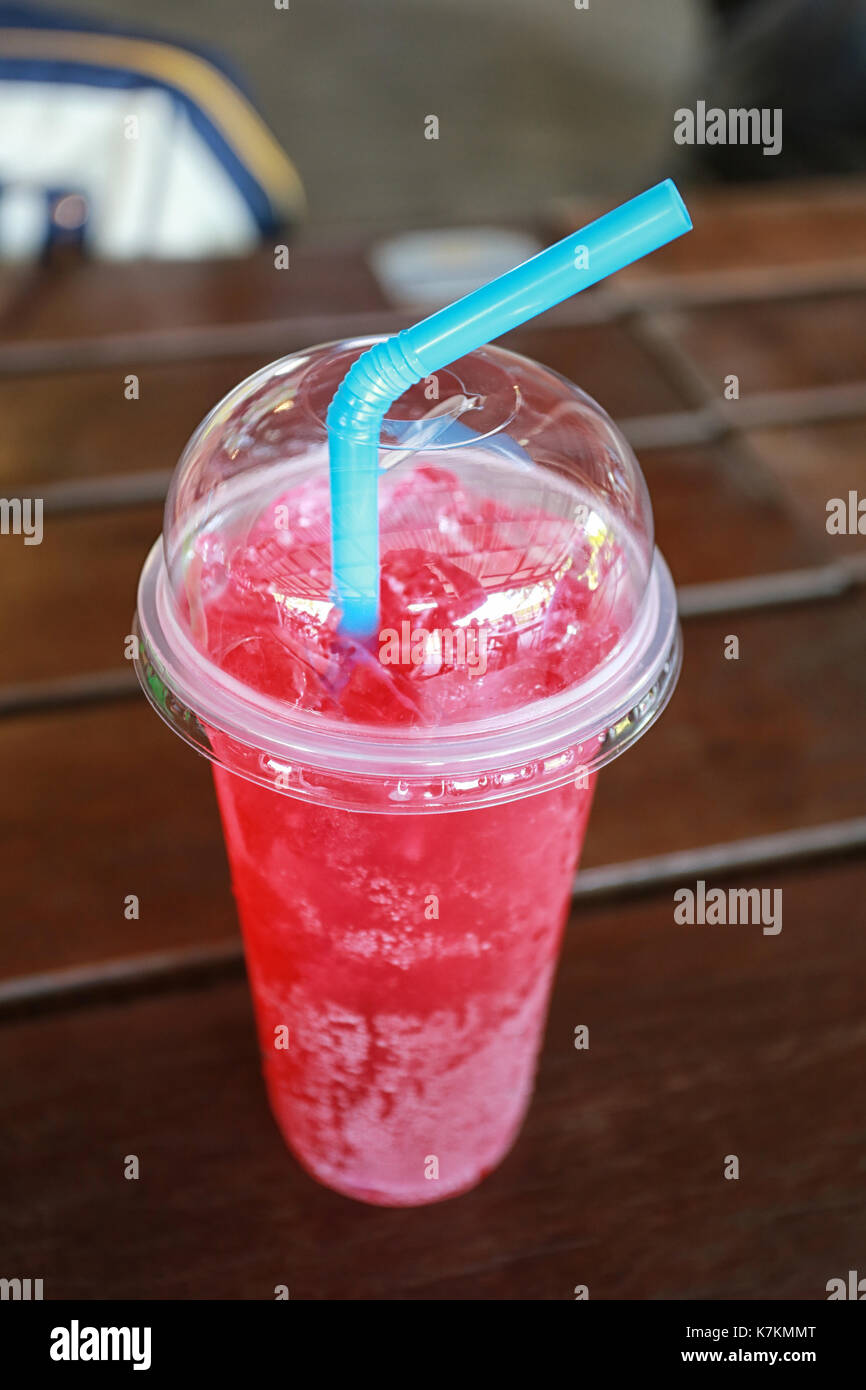 Red soda soft drink in vetro sulla tabella degli alimenti. Foto Stock